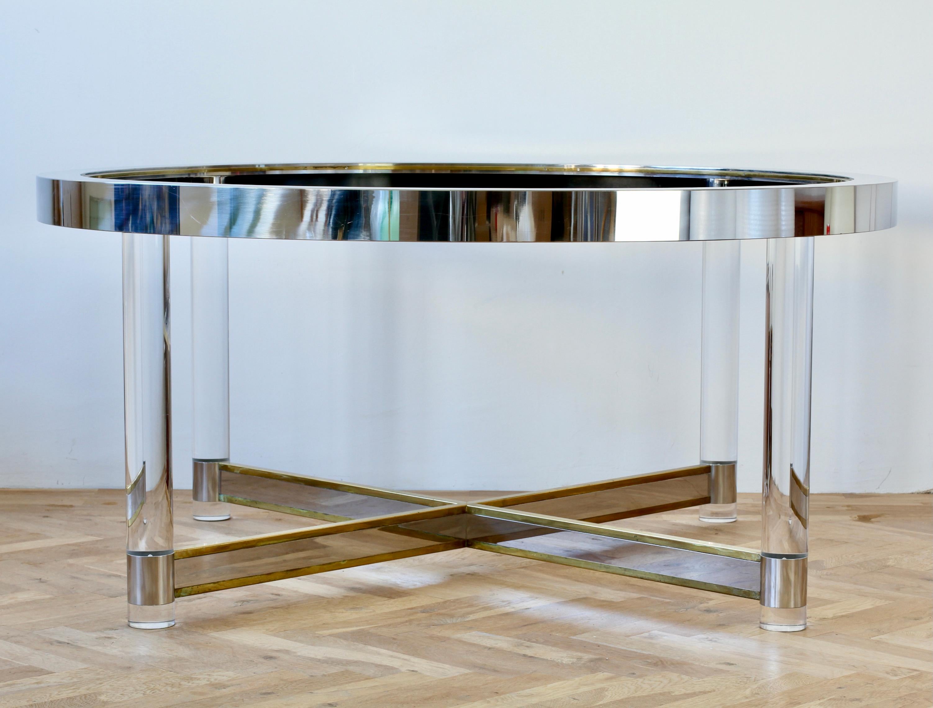 Grande table de salle à manger de style Maison Jansen du milieu du siècle en laiton, chrome et lucite, années 1970 en vente 1