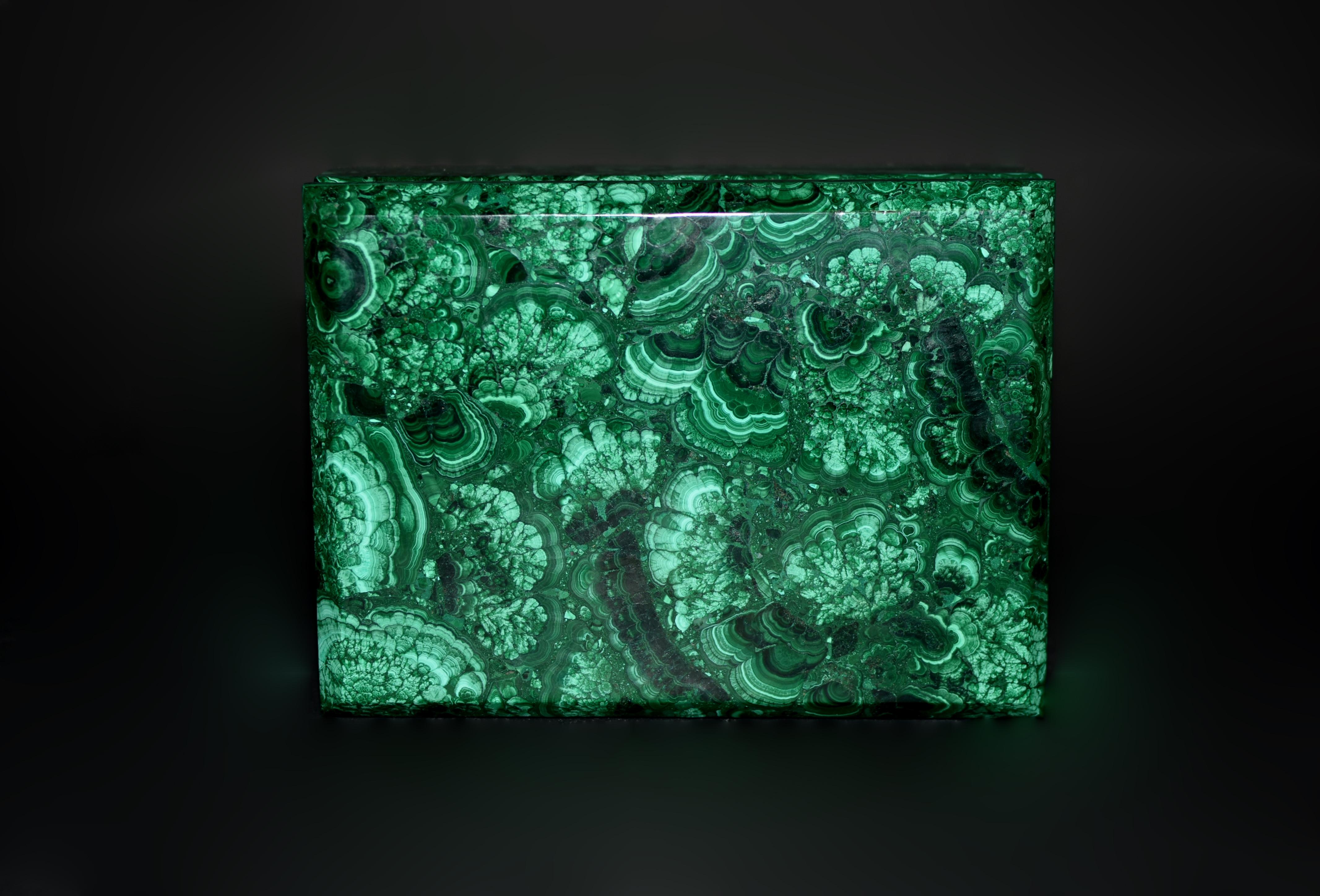 Questo magnifico cofanetto di malachite extra-large da 5,4 lb e 8