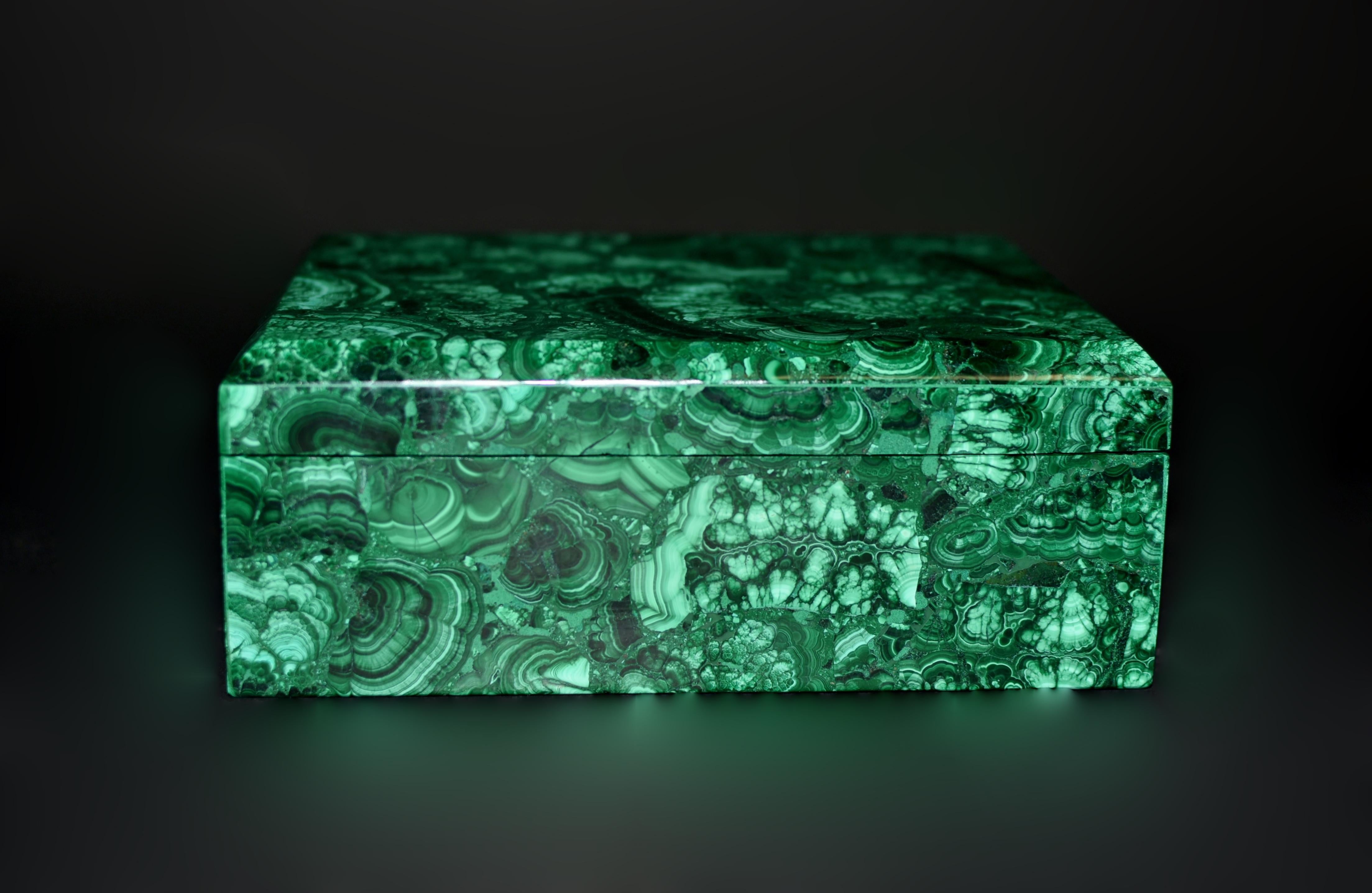 Italiano Enorme scatola di malachite da 8 pollici in vendita