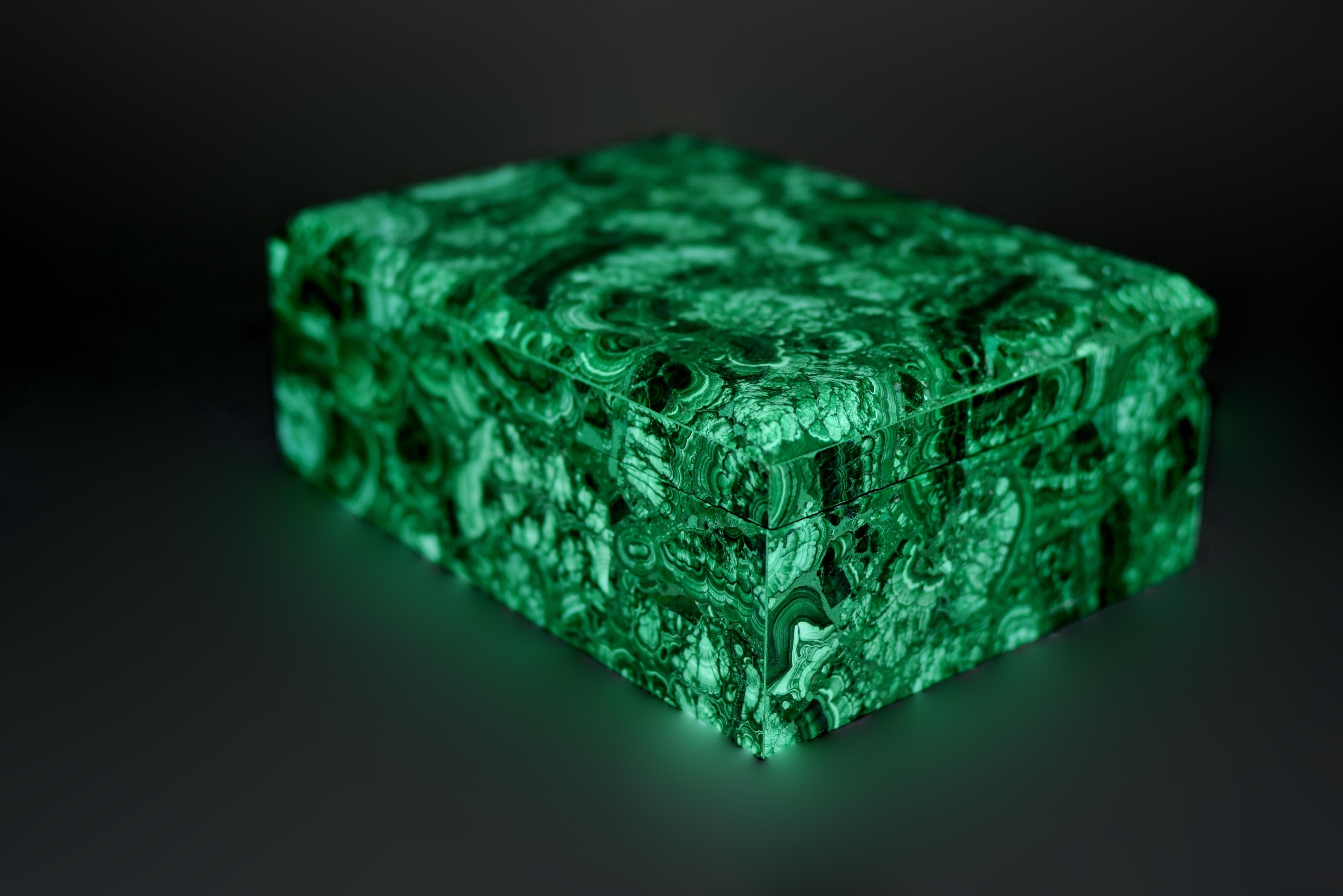 Fatto a mano Enorme scatola di malachite da 8 pollici in vendita