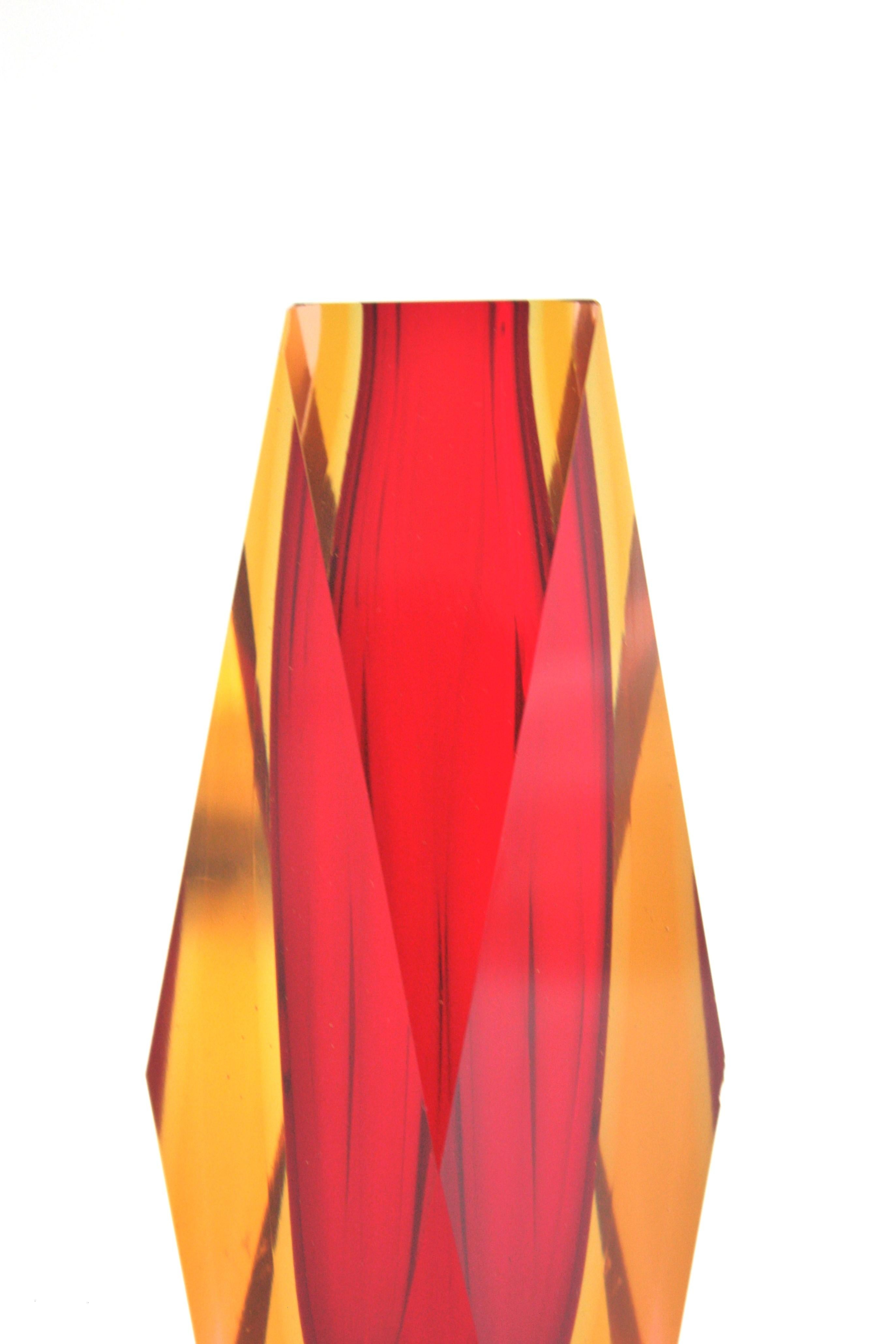Enorme vaso in vetro artistico di Murano Glass Sommerso sfaccettato, rosso, giallo, rosa. in vendita 2