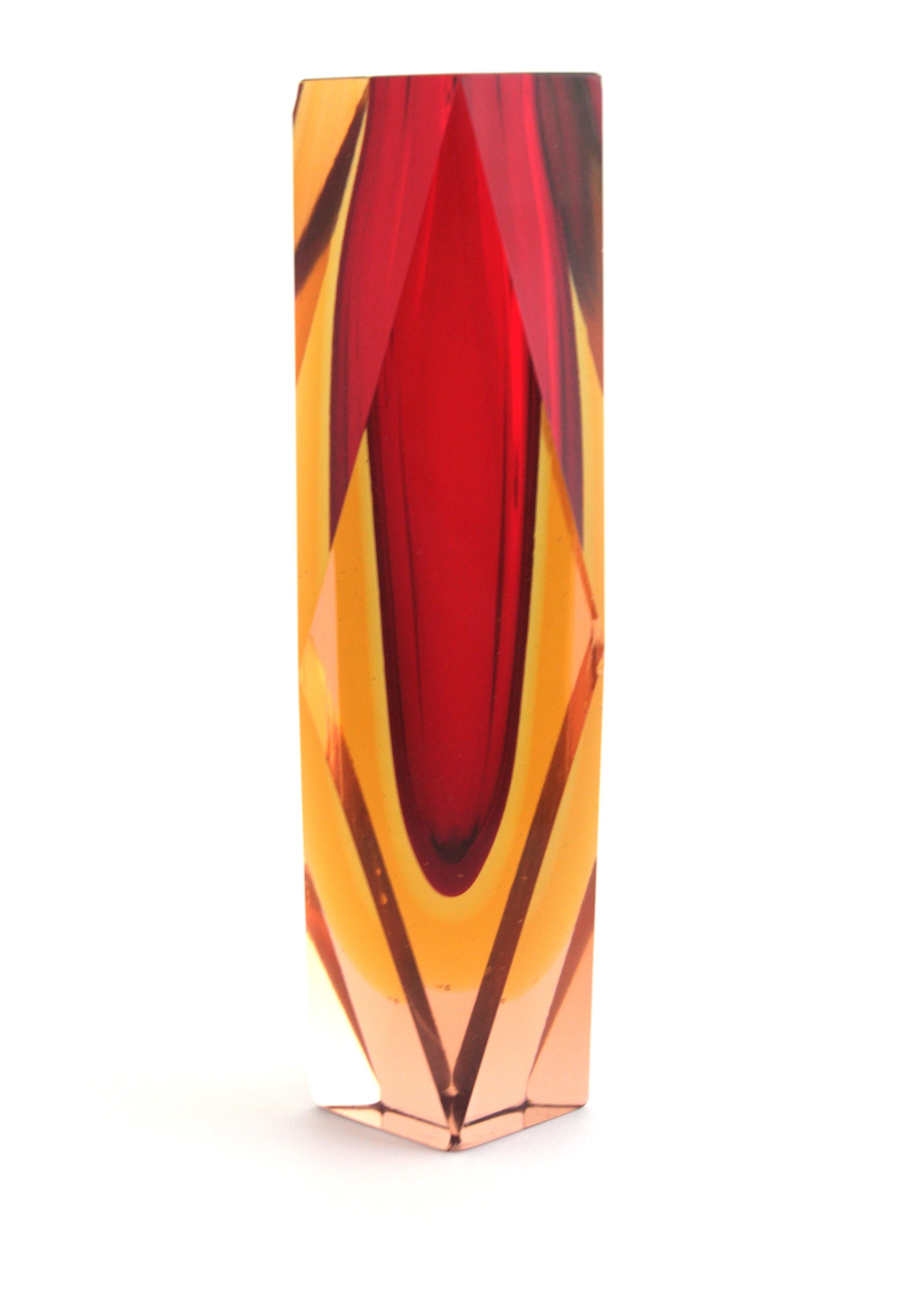 Enorme vaso in vetro artistico di Murano Glass Sommerso sfaccettato, rosso, giallo, rosa. in vendita 3