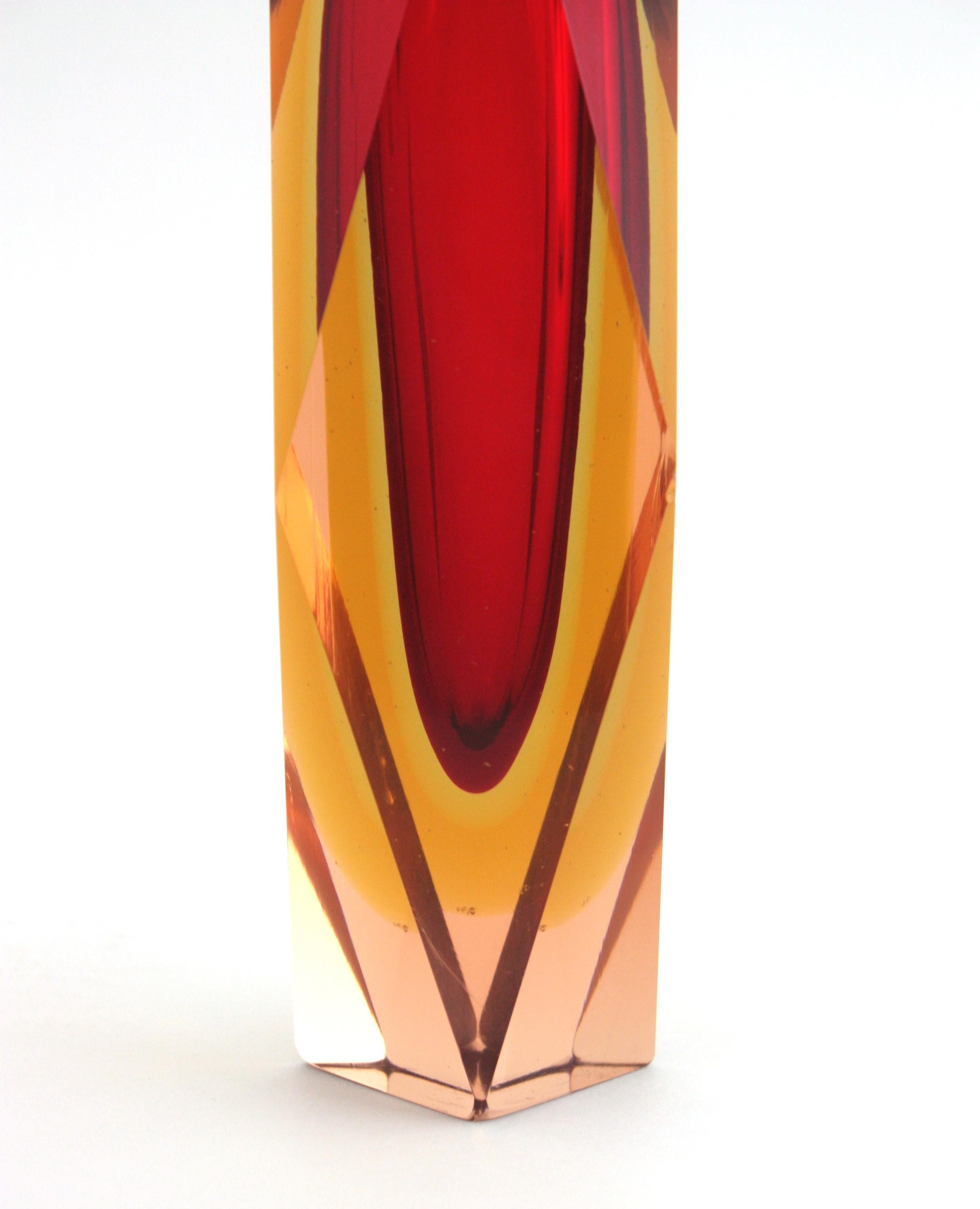 Enorme vaso in vetro artistico di Murano Glass Sommerso sfaccettato, rosso, giallo, rosa. in vendita 5