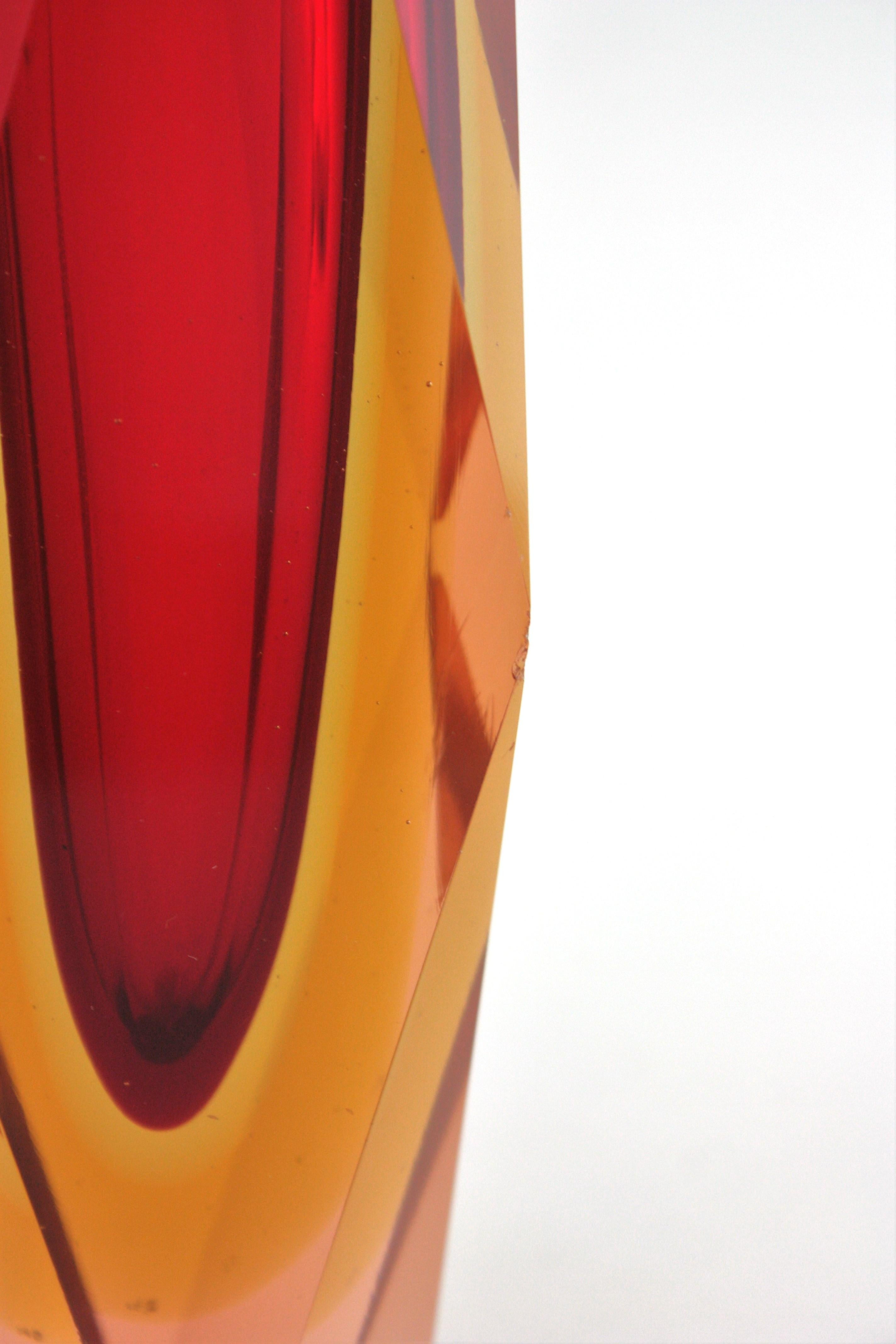 Enorme vaso in vetro artistico di Murano Glass Sommerso sfaccettato, rosso, giallo, rosa. in vendita 6