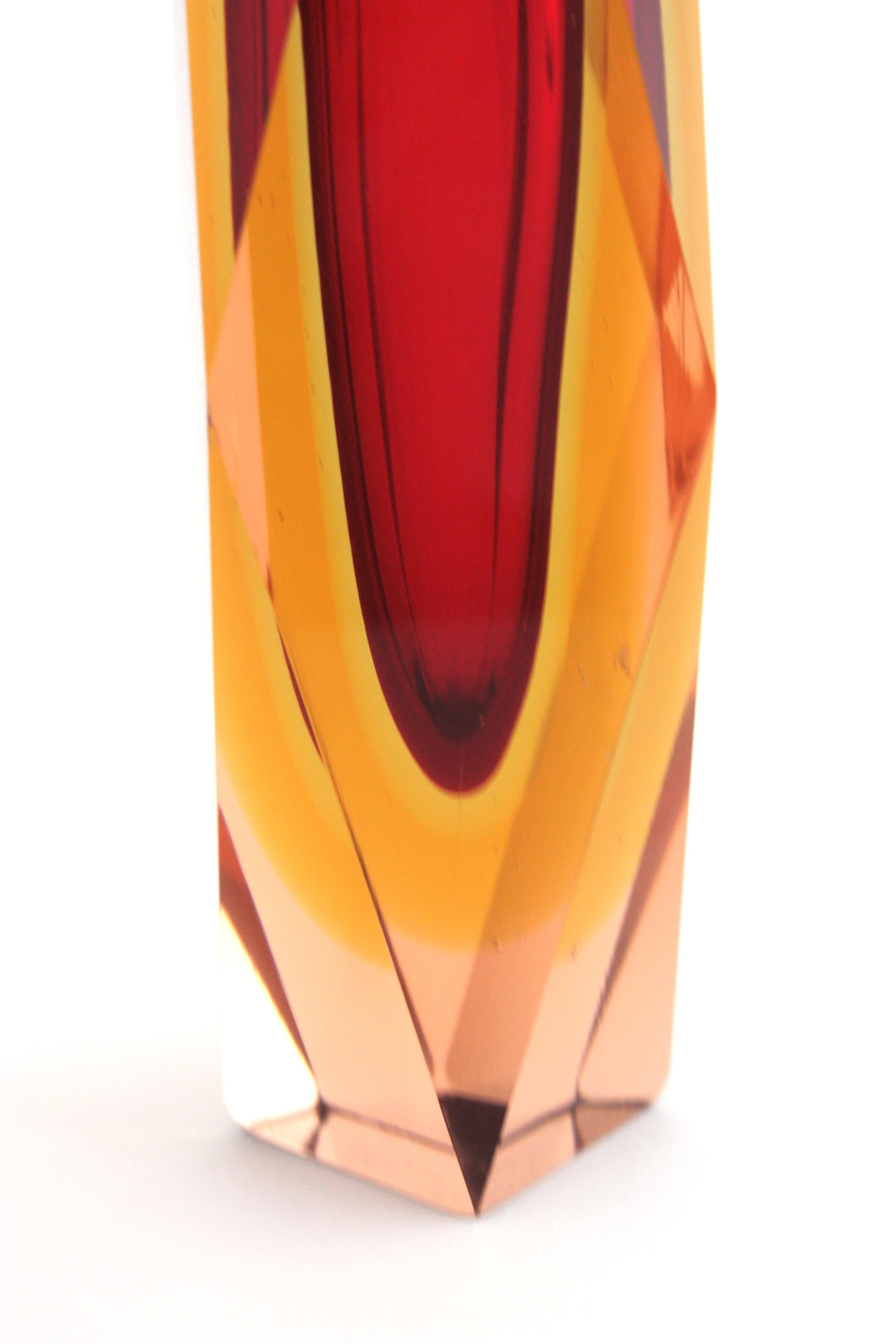 Enorme vaso in vetro artistico di Murano Glass Sommerso sfaccettato, rosso, giallo, rosa. in vendita 7
