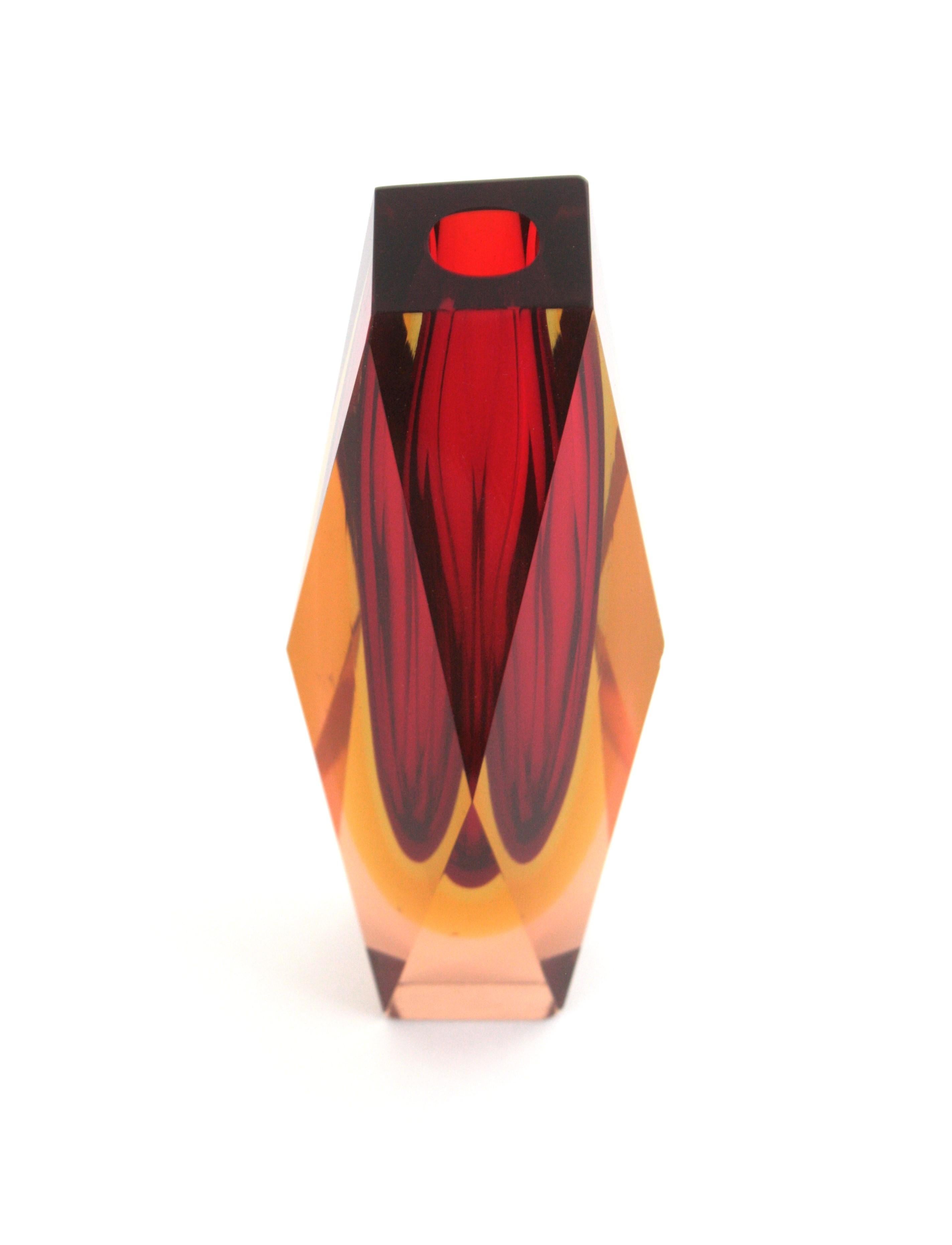 Enorme vaso in vetro artistico di Murano Glass Sommerso sfaccettato, rosso, giallo, rosa. in vendita 8