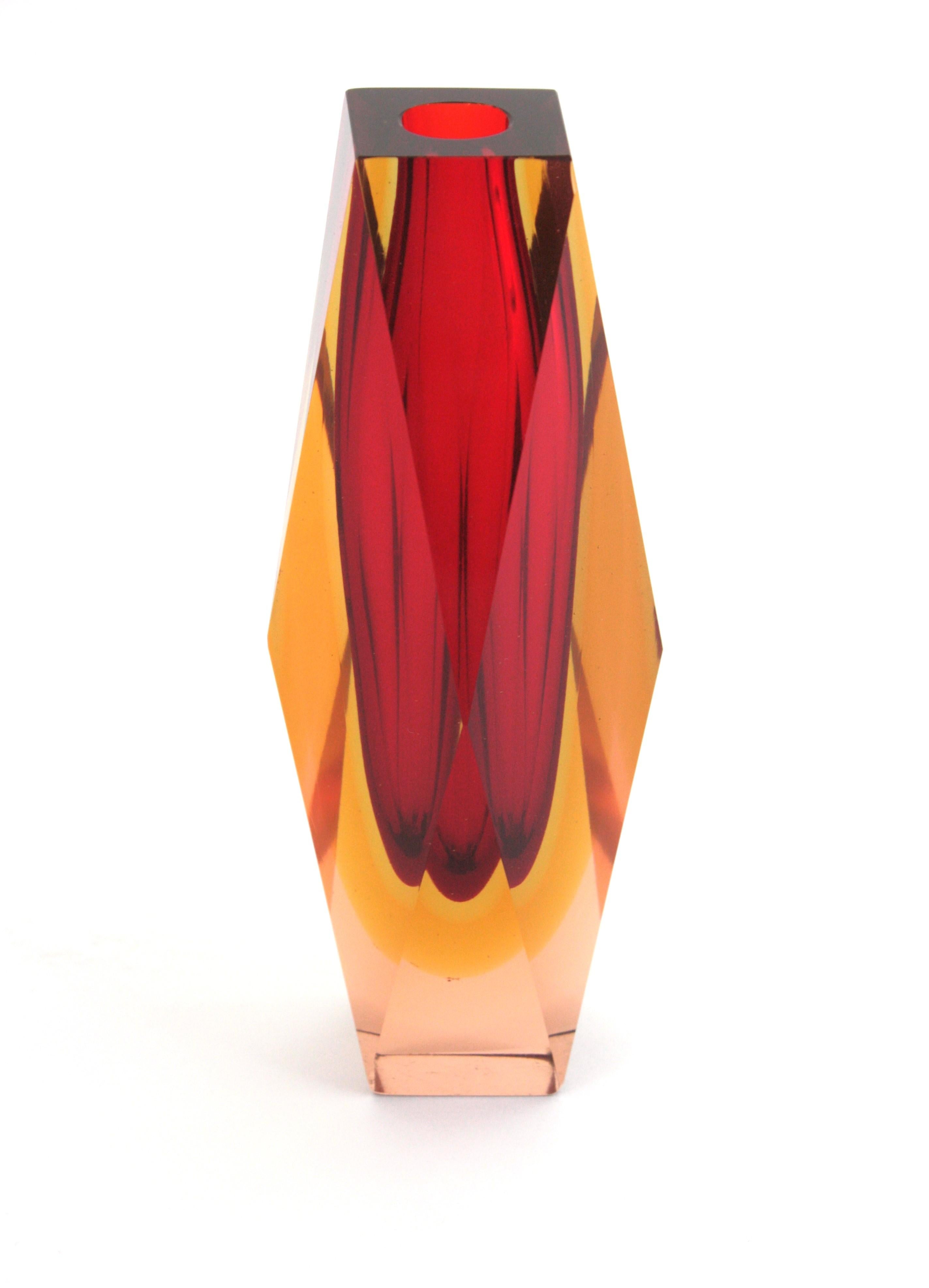 Sfaccettato Enorme vaso in vetro artistico di Murano Glass Sommerso sfaccettato, rosso, giallo, rosa. in vendita