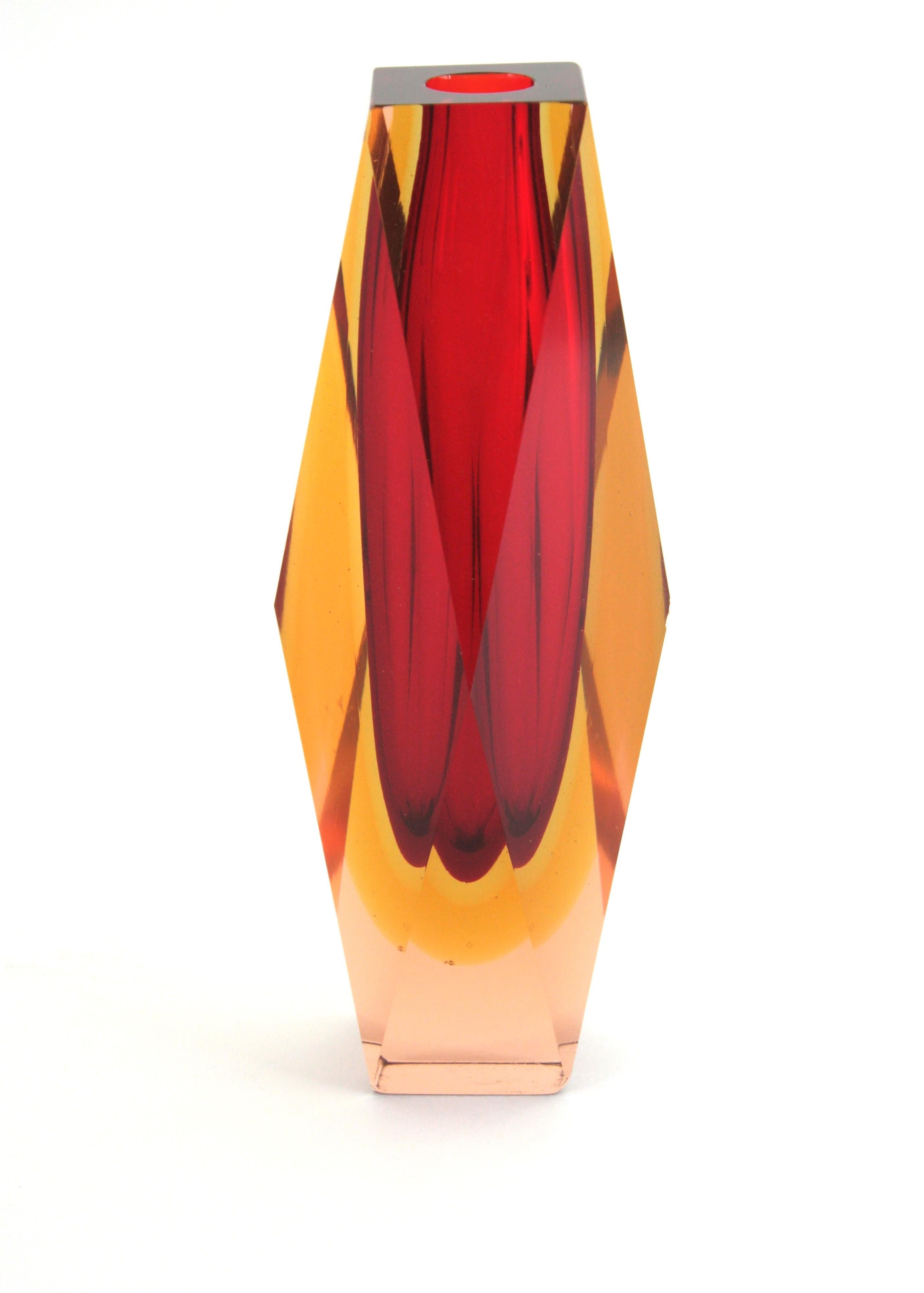 XX secolo Enorme vaso in vetro artistico di Murano Glass Sommerso sfaccettato, rosso, giallo, rosa. in vendita