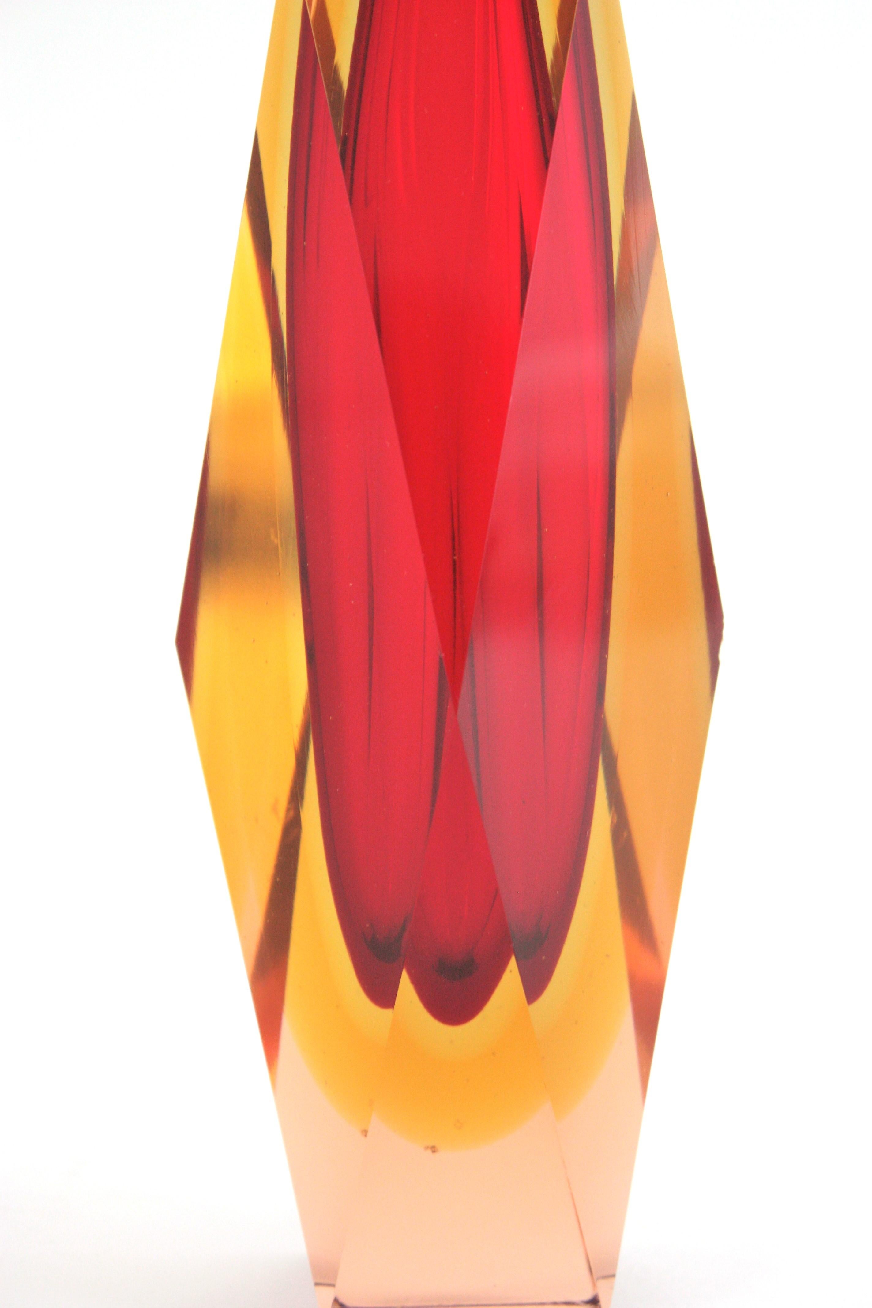 Enorme vaso in vetro artistico di Murano Glass Sommerso sfaccettato, rosso, giallo, rosa. in vendita 1