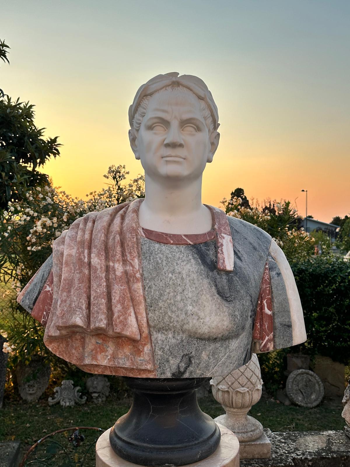 Ti presentiamo un imponente Busto di Imperatore in marmo italiano, squisitamente scolpito in marmi colorati provenienti da cave italiane. Questo magnifico pezzo vanta un'eccezionale maestria ed è in condizioni eccellenti, il che lo rende un'aggiunta