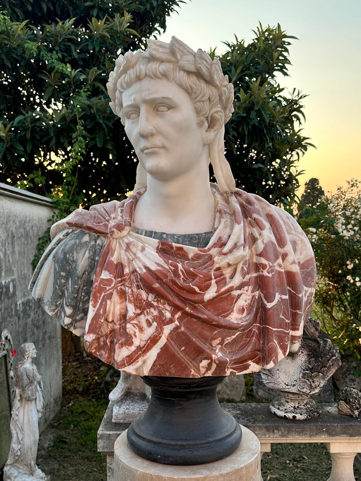 Ti presentiamo un imponente Busto di Imperatore in marmo italiano, squisitamente scolpito in marmi colorati provenienti da cave italiane. Questo magnifico pezzo vanta un'eccezionale maestria ed è in condizioni eccellenti, il che lo rende un'aggiunta
