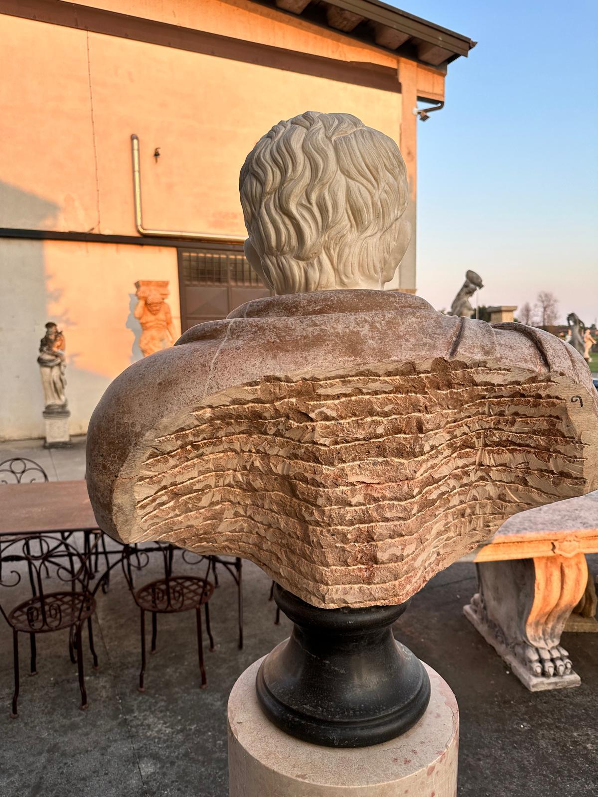 Ti presentiamo un imponente Busto di Imperatore in marmo italiano, squisitamente scolpito in marmi colorati provenienti da cave italiane. Questo magnifico pezzo vanta un'eccezionale maestria ed è in condizioni eccellenti, il che lo rende un'aggiunta