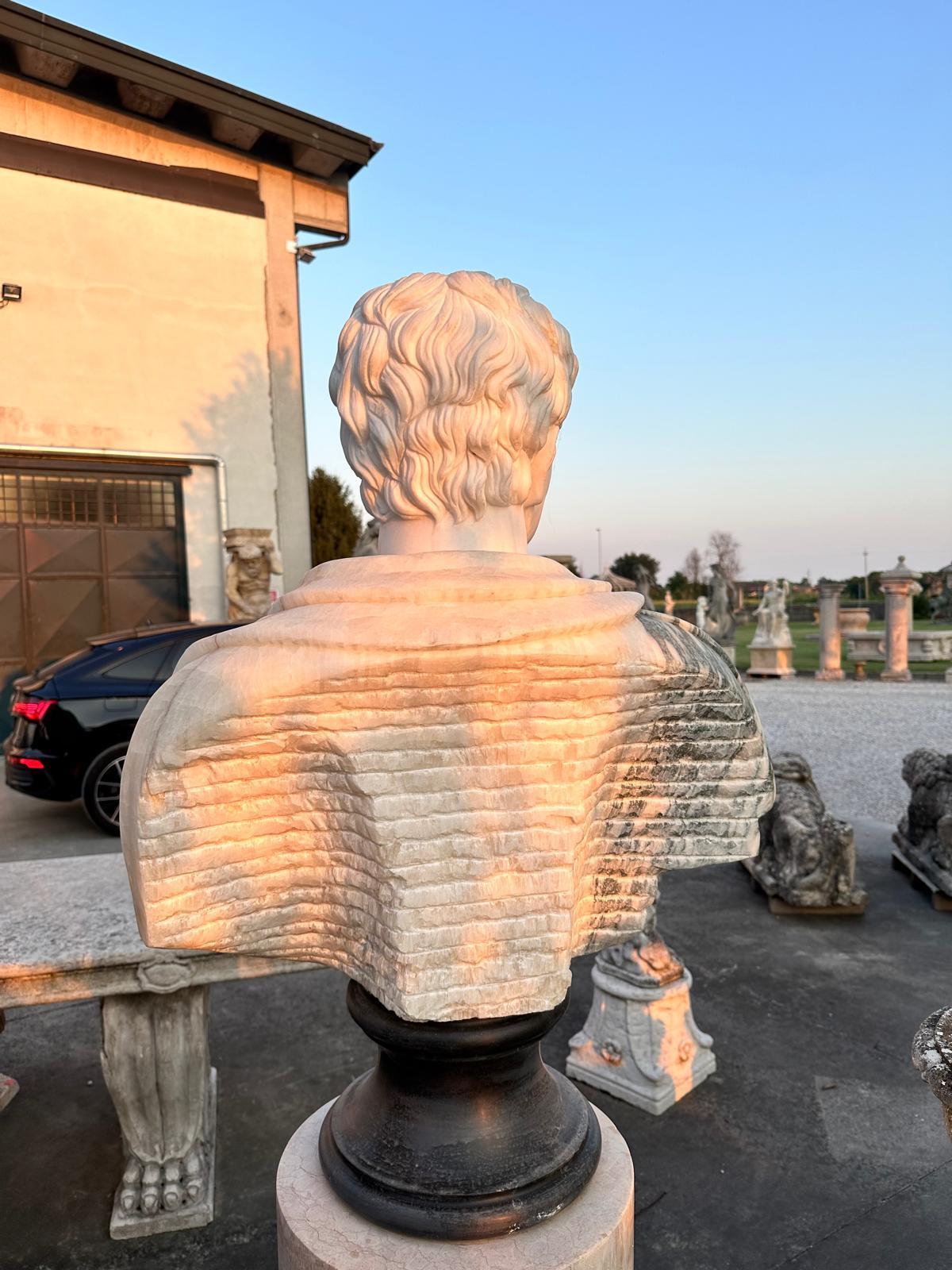 Ti presentiamo un imponente Busto di Imperatore in marmo italiano, squisitamente scolpito in marmi colorati provenienti da cave italiane. Questo magnifico pezzo vanta un'eccezionale maestria ed è in condizioni eccellenti, il che lo rende un'aggiunta