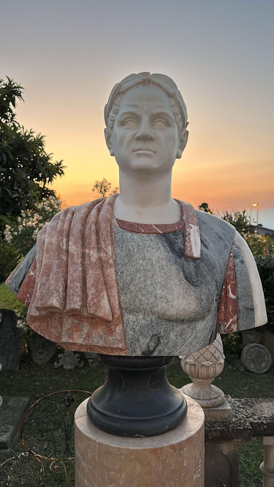 Enorme  Busto in marmo di un imperatore romano 95 cm In condizioni buone in vendita a Madrid, ES
