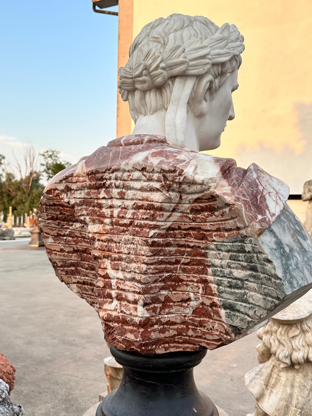 Enorme  Busto in marmo di un imperatore romano 95 cm In condizioni buone in vendita a Madrid, ES