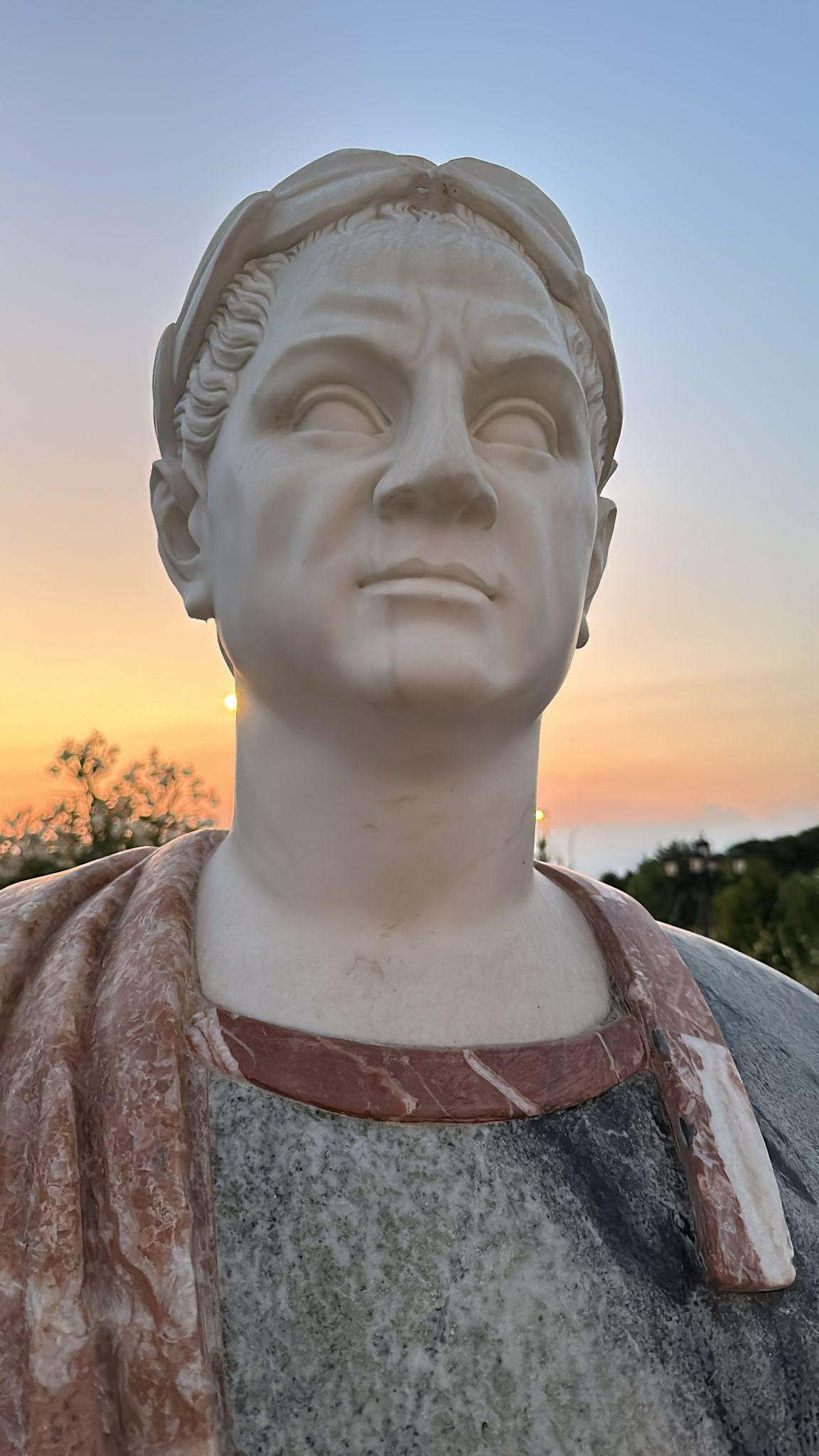 Metà XX secolo Enorme  Busto in marmo di un imperatore romano 95 cm in vendita