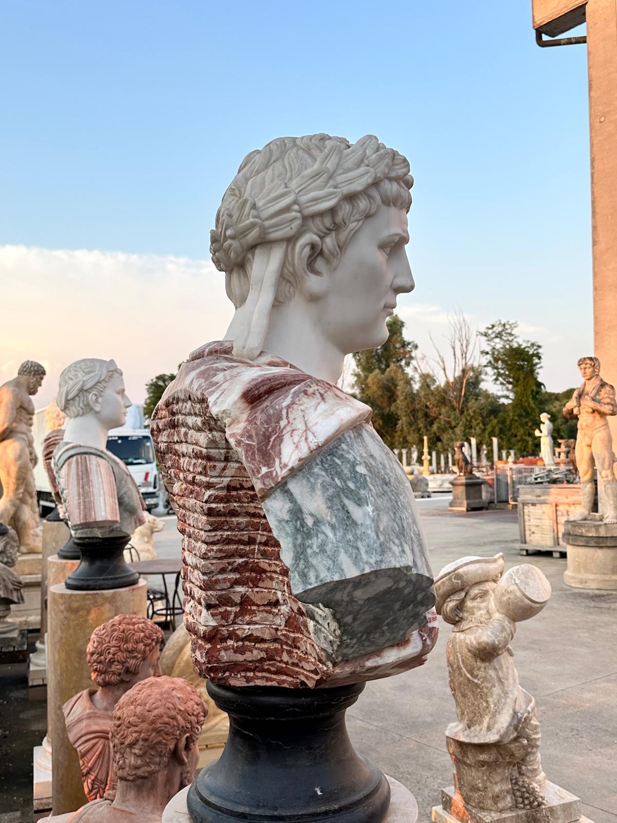 Metà XX secolo Enorme  Busto in marmo di un imperatore romano 95 cm in vendita