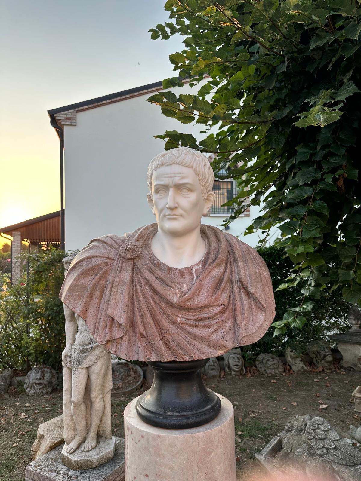 Metà XX secolo Enorme  Busto in marmo di un imperatore romano 95 cm in vendita