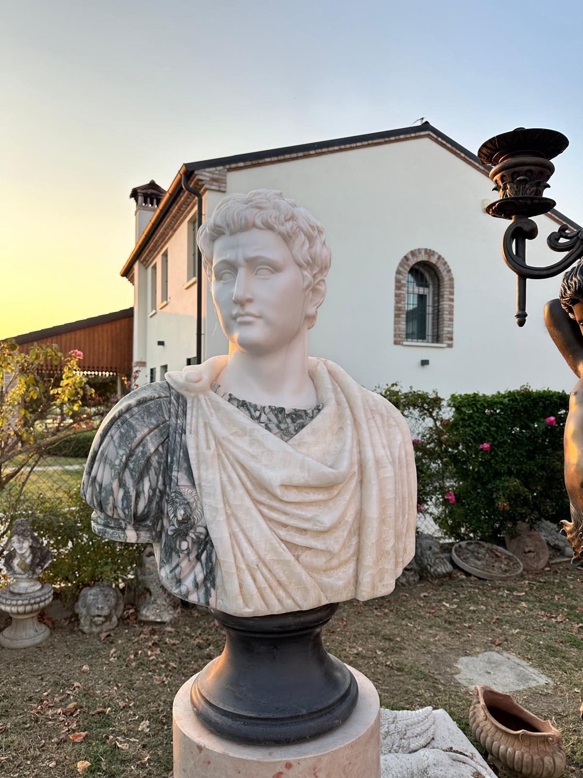 Metà XX secolo Enorme  Busto in marmo di un imperatore romano 95 cm in vendita