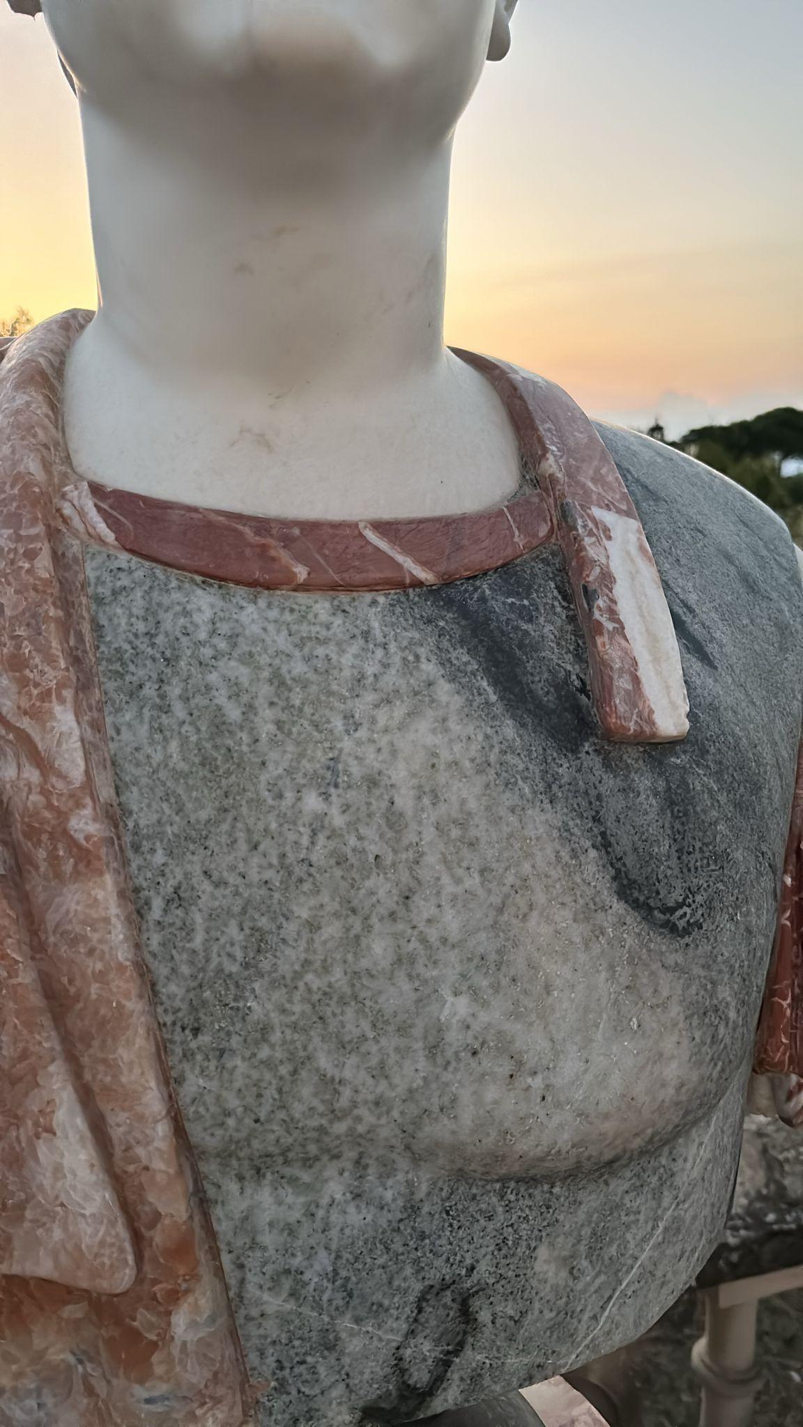 Marmo Enorme  Busto in marmo di un imperatore romano 95 cm in vendita