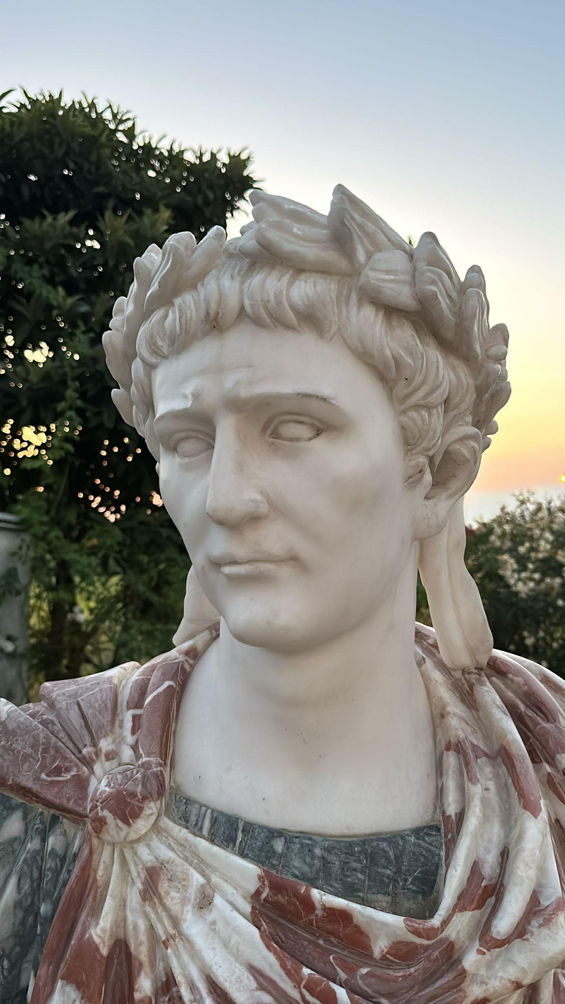 Marmo Enorme  Busto in marmo di un imperatore romano 95 cm in vendita