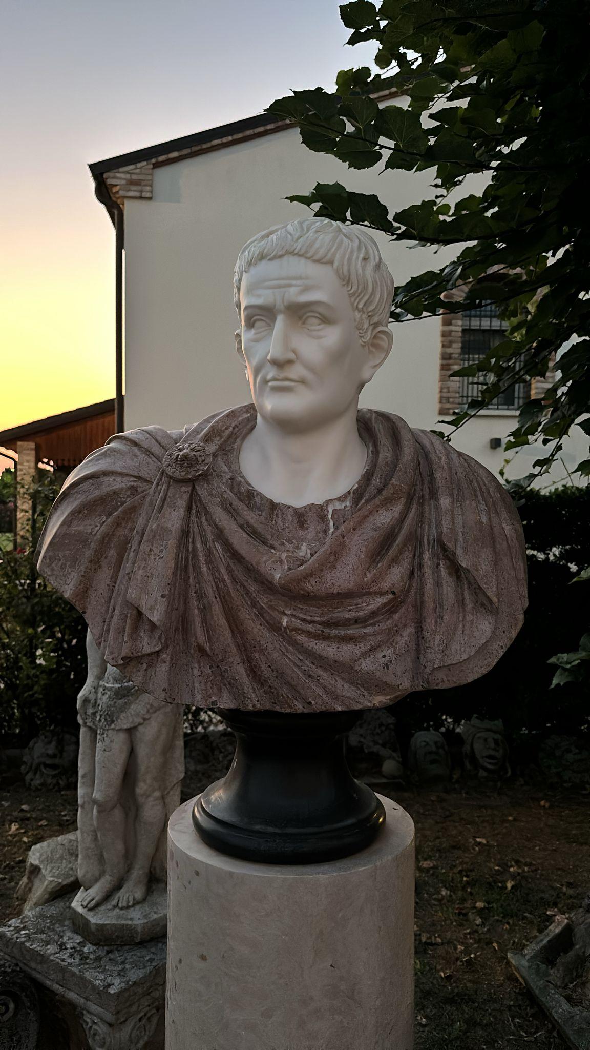 Marmo Enorme  Busto in marmo di un imperatore romano 95 cm in vendita