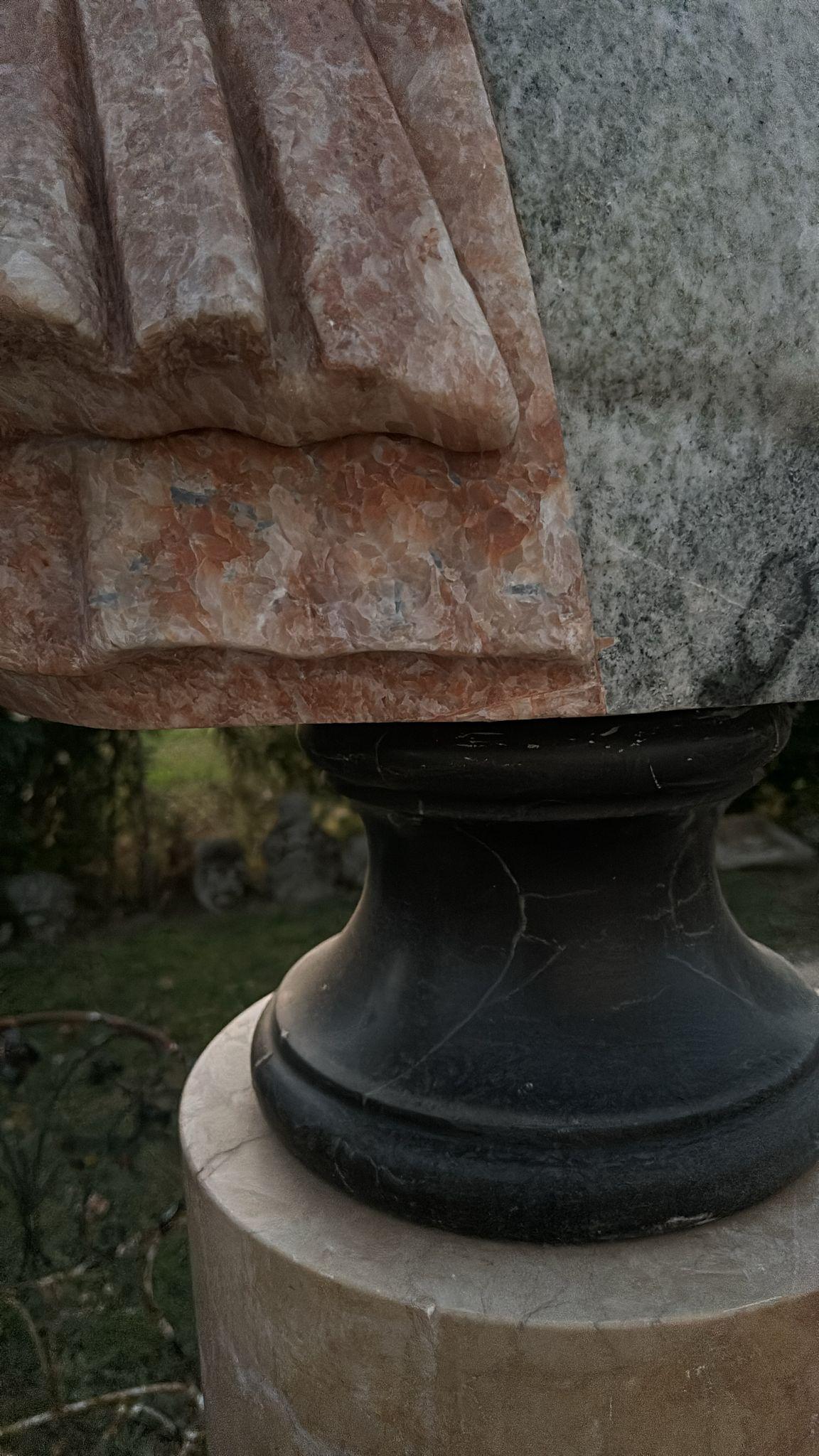 Enorme  Busto in marmo di un imperatore romano 95 cm in vendita 2