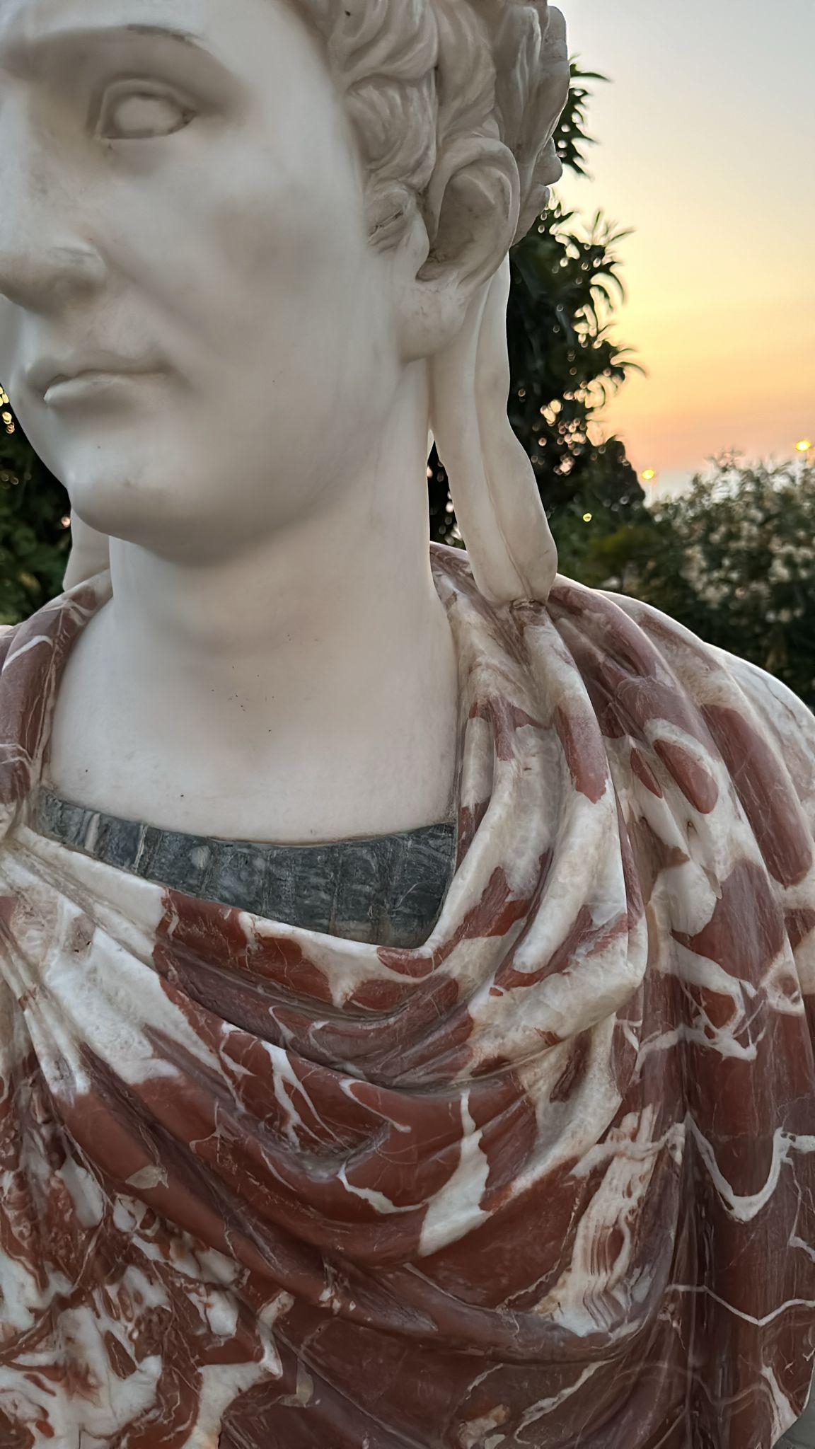Enorme  Busto in marmo di un imperatore romano 95 cm in vendita 2