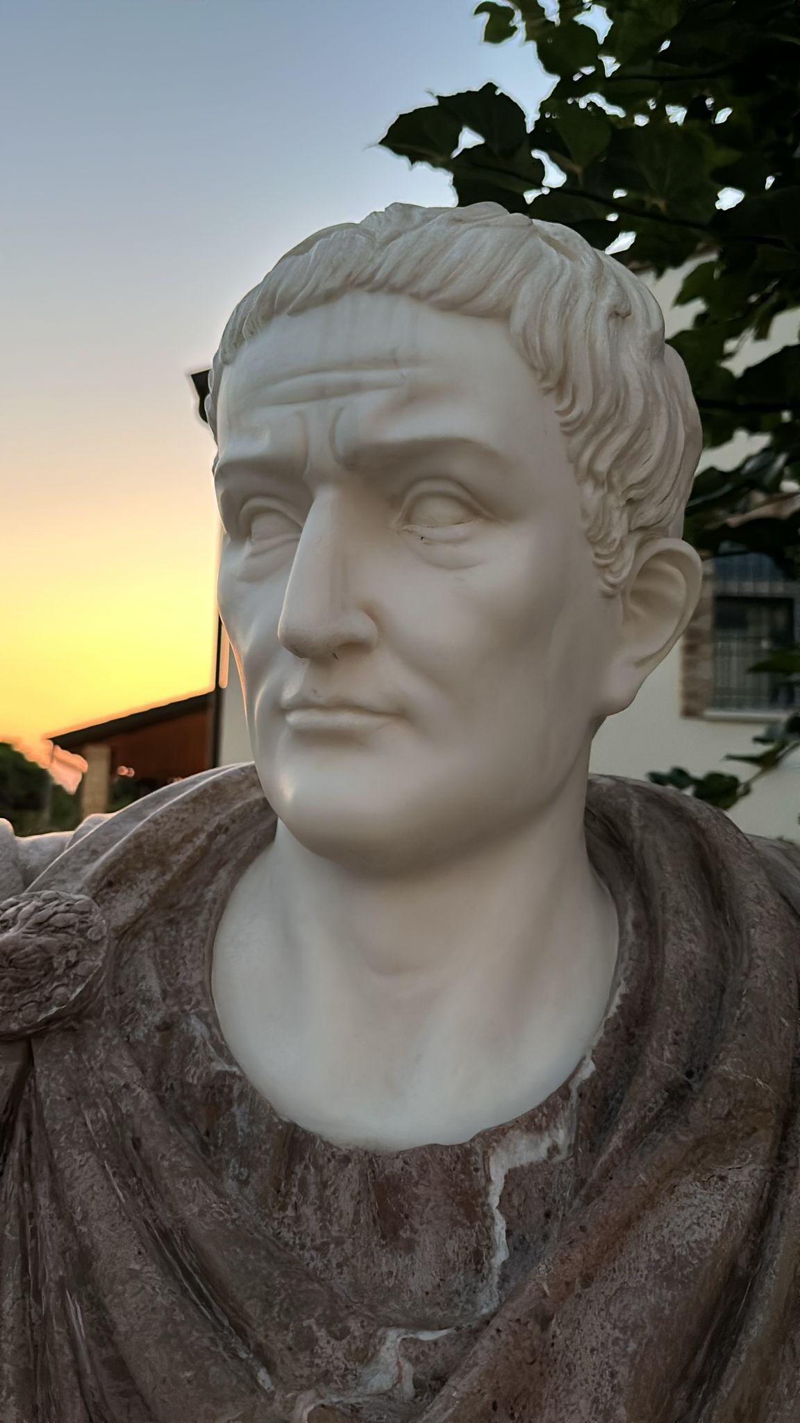 Enorme  Busto in marmo di un imperatore romano 95 cm in vendita 3