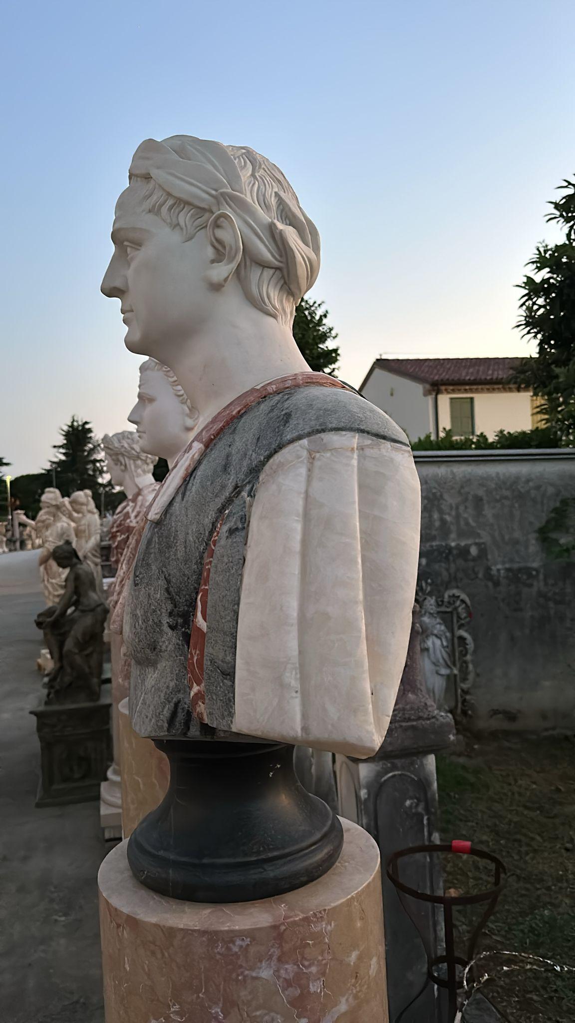 Enorme  Busto in marmo di un imperatore romano 95 cm in vendita 4