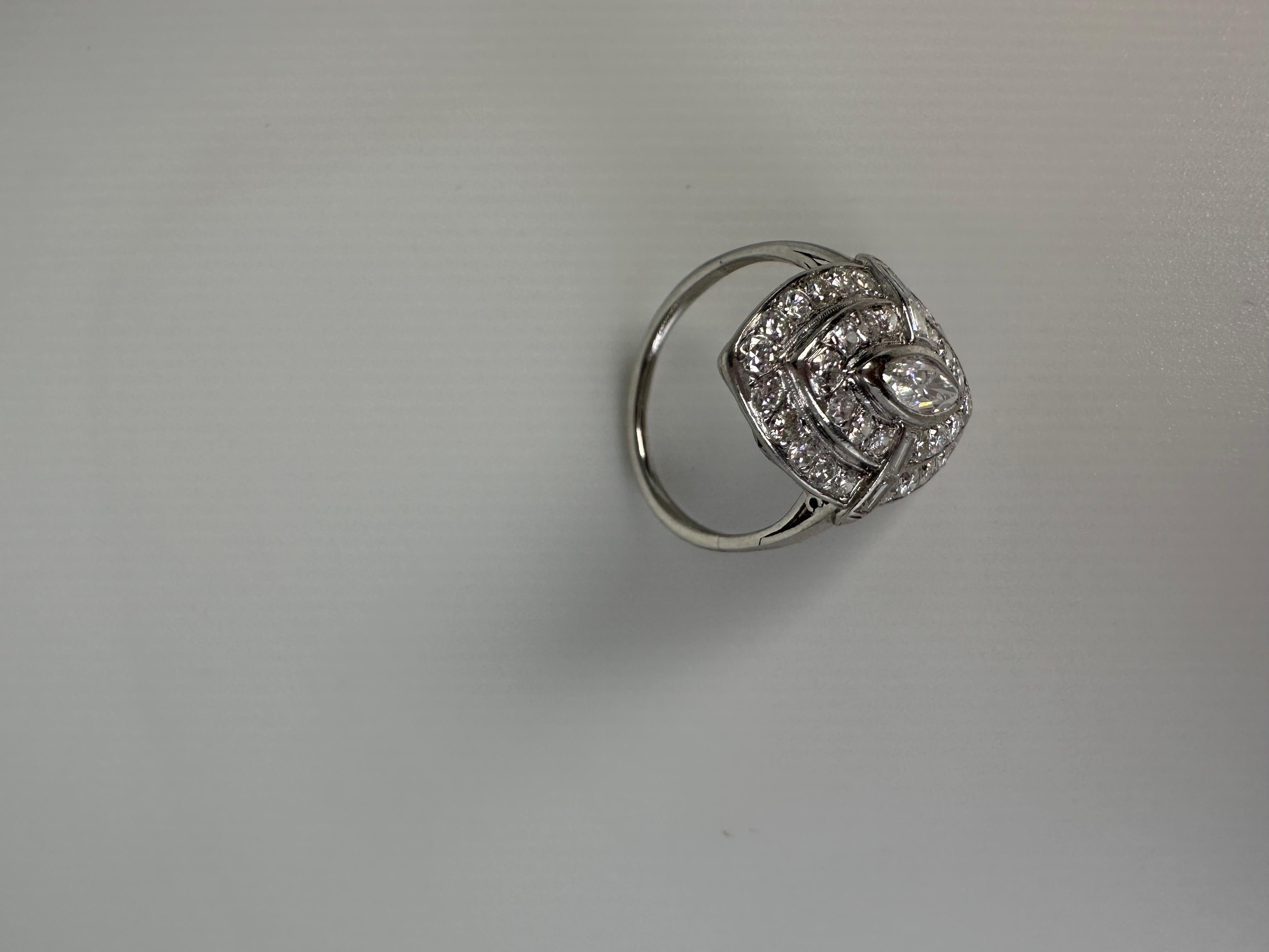 Bague en or blanc 18KT avec un énorme diamant en forme de marquise Excellent état - En vente à Jupiter, FL