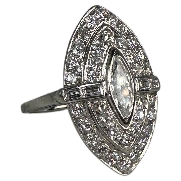 Bague en or blanc 18KT avec un énorme diamant en forme de marquise en vente