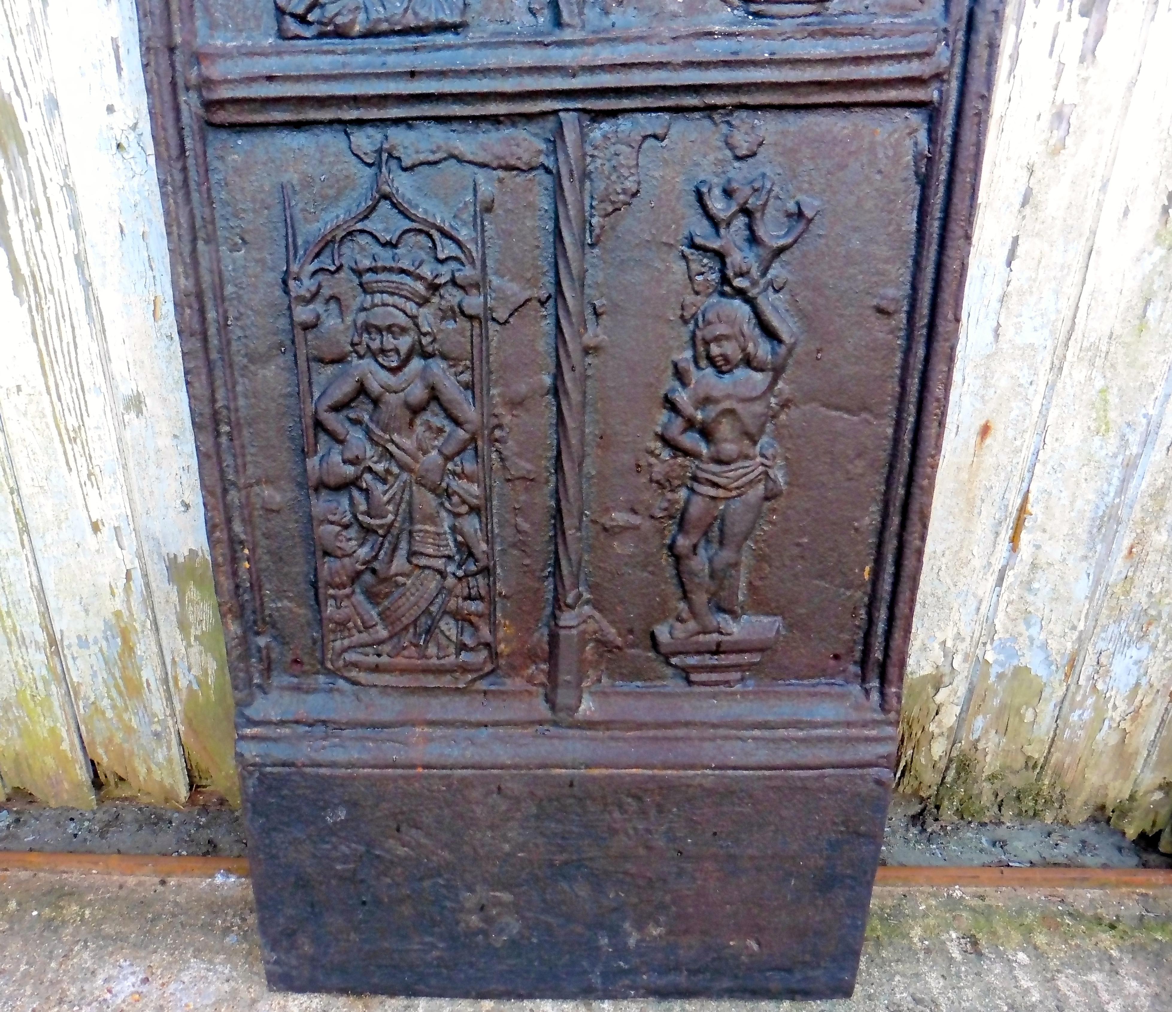 Huge Medieval French Iron Ecclesiastical Panel a Wonderful Inglenook Fire Back In Good Condition In Chillerton, Isle of Wight
