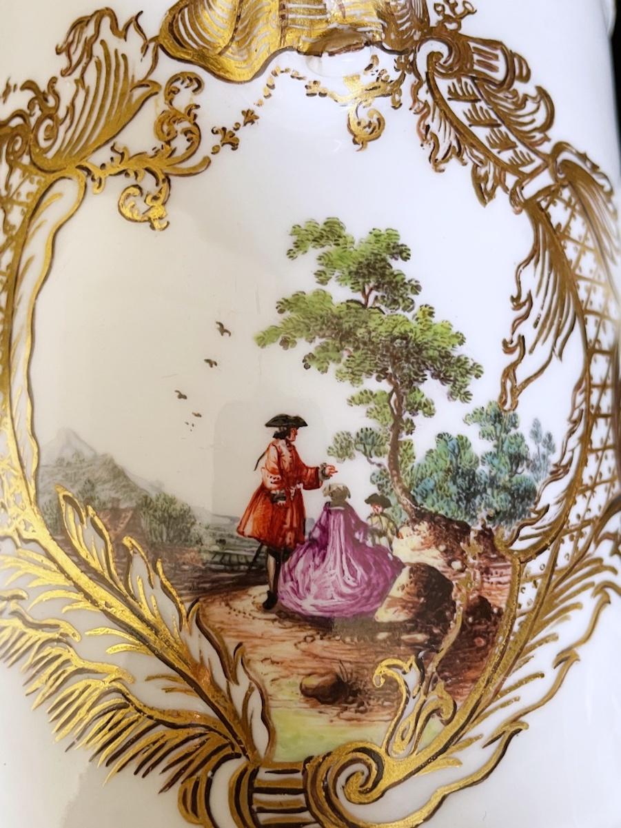 Große Meissener Chocolatiere mit reicher Vergoldung und Landschaften, 1750 im Angebot 4