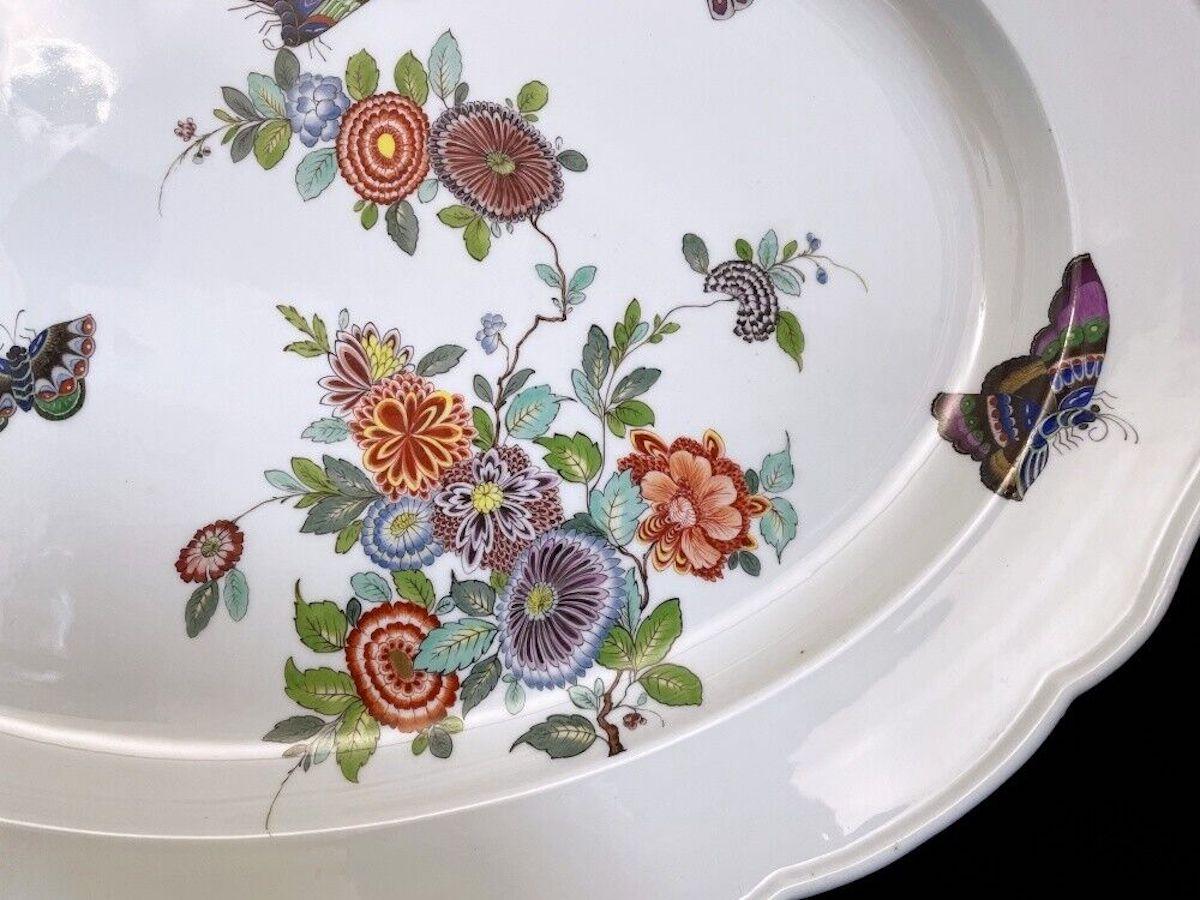 Riesige Meissener Platte mit sehr seltenem Dekor. Es ist eine Kombination aus indischen Blumen und vielen chinesischen Schmetterlingen. Diese Gemälde sind in sehr intensiven Farben gehalten. 

Etwa 20,5 Zoll breit und für seine fast 200 Jahre in