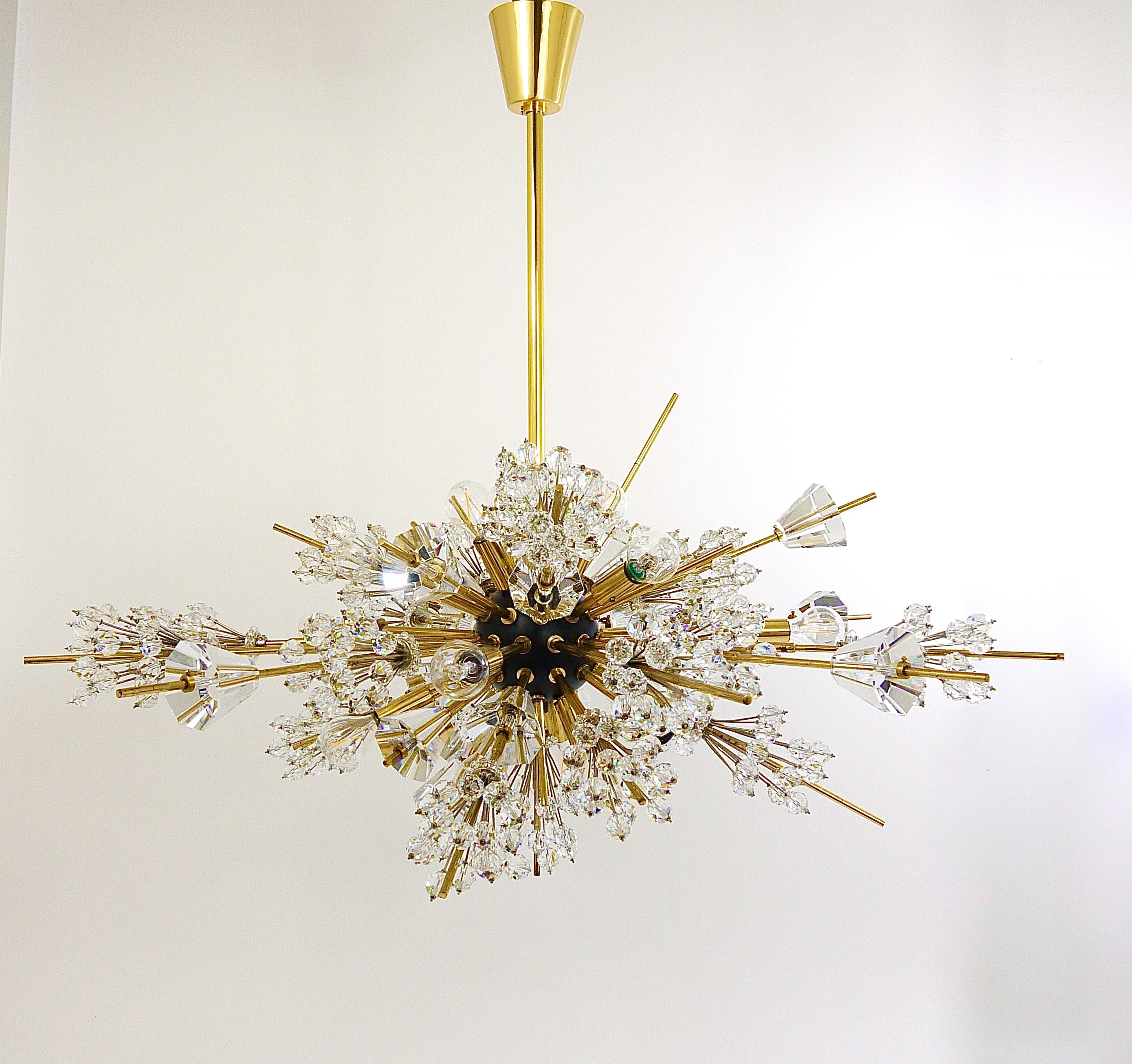 20ième siècle Énorme lustre Met Sputnik en cristal du Metropolitan Opera par Lobmeyr Vienne:: années 1960
