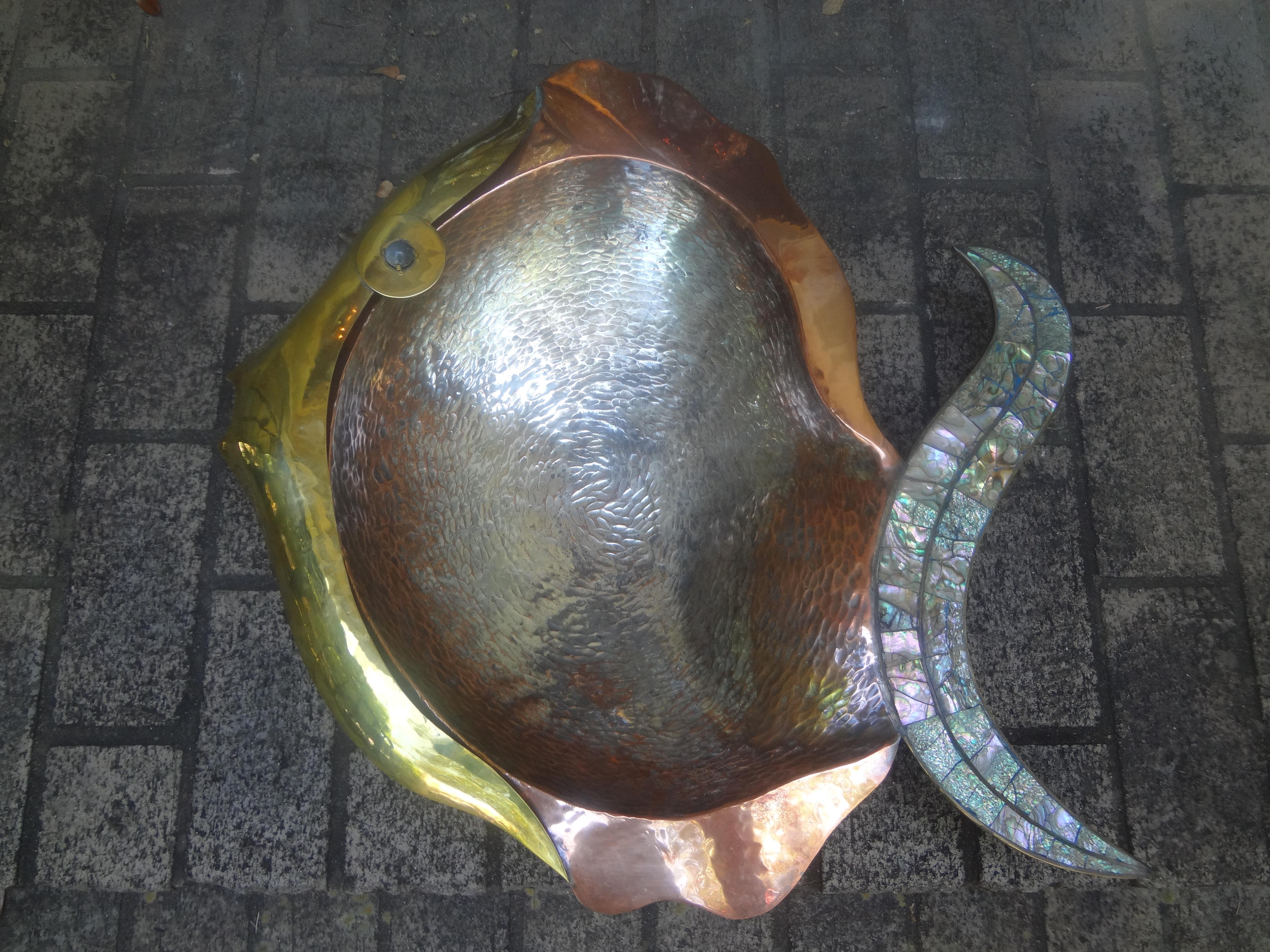 Mexican Modernist Mixed Metal And Abalone Fish Bowl .
Large Mexican modernist or Mexican mid century mixed metal and abalone fish bowl, dish or sculpture. This fabulous vintage Mexican modern bowl is expertly crafted in the style of Los Castillo of
