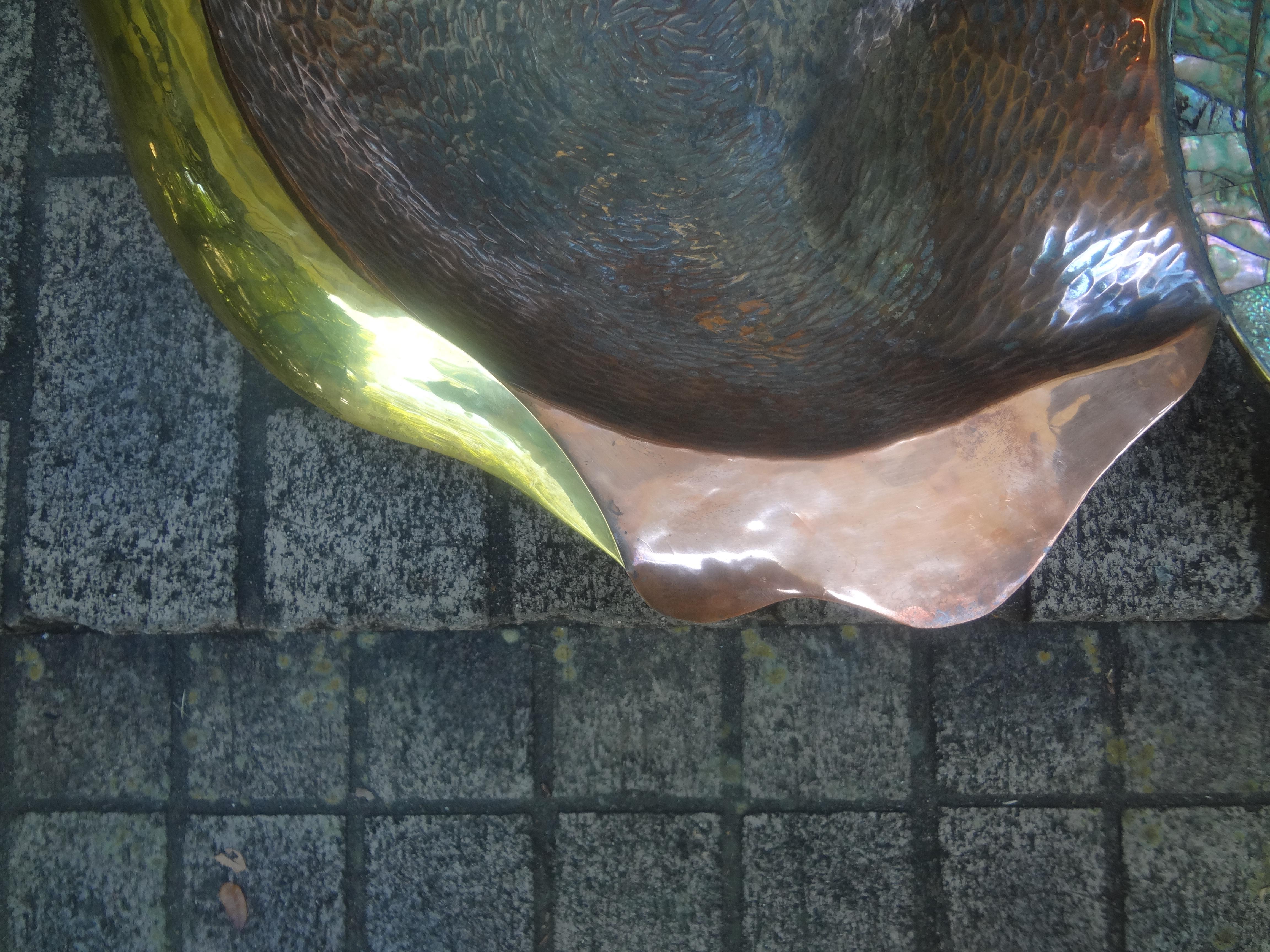 Très grand bol à poisson mexicain moderniste en métal mélangé et ormeau  Bon état - En vente à Houston, TX
