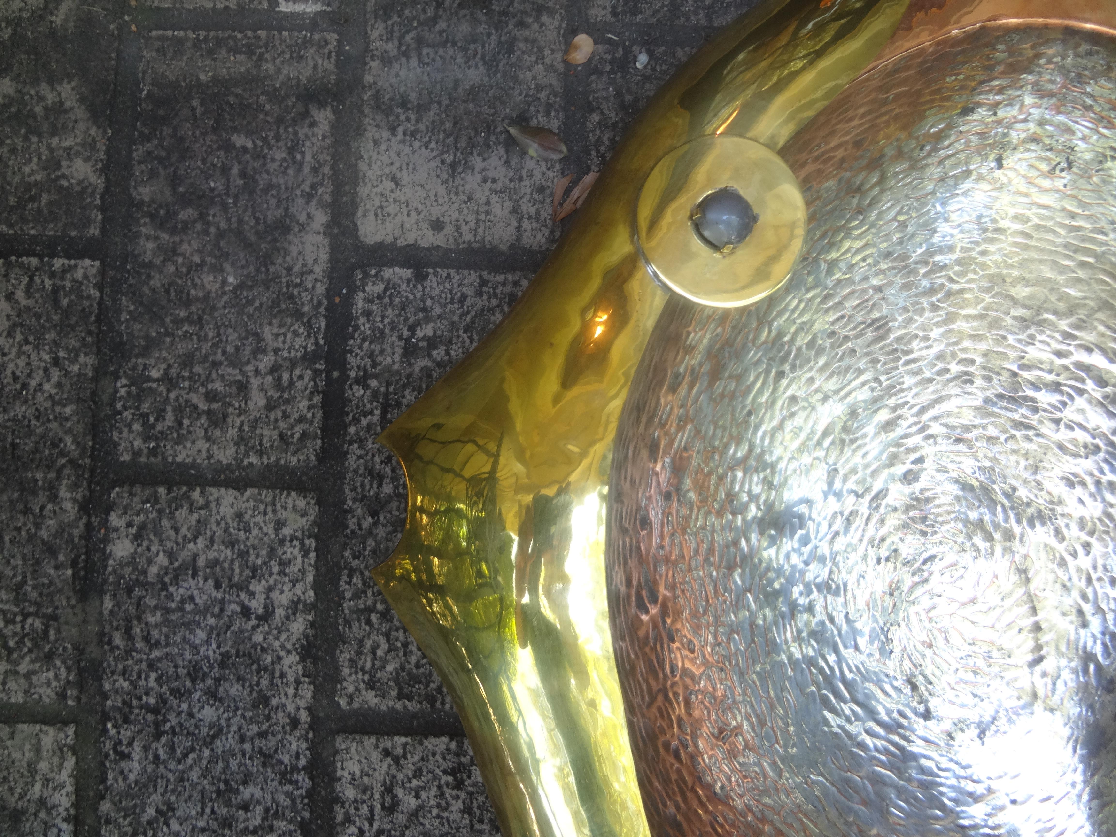 Milieu du XXe siècle Très grand bol à poisson mexicain moderniste en métal mélangé et ormeau  en vente