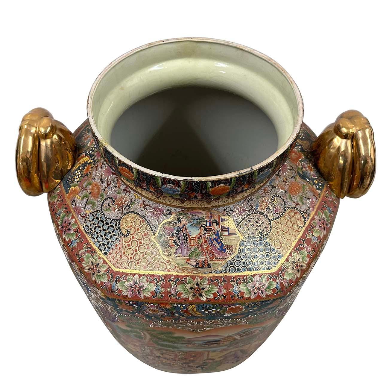 Dipinto a mano Enorme vaso da terra a medaglione di rose dipinto a mano della metà del XX secolo con coperchio in vendita