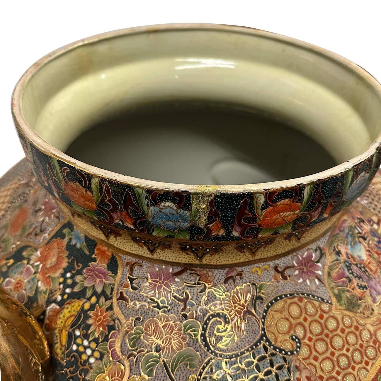 Enorme vaso da terra a medaglione di rose dipinto a mano della metà del XX secolo con coperchio In condizioni discrete in vendita a Pomona, CA