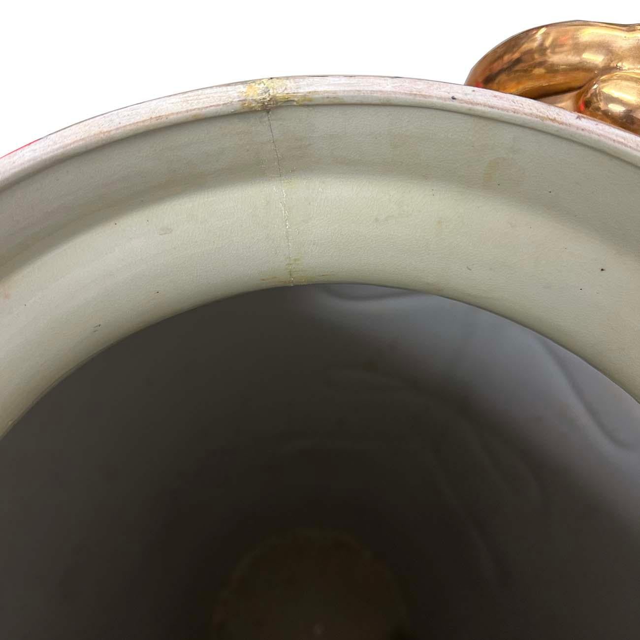 Ceramica Enorme vaso da terra a medaglione di rose dipinto a mano della metà del XX secolo con coperchio in vendita