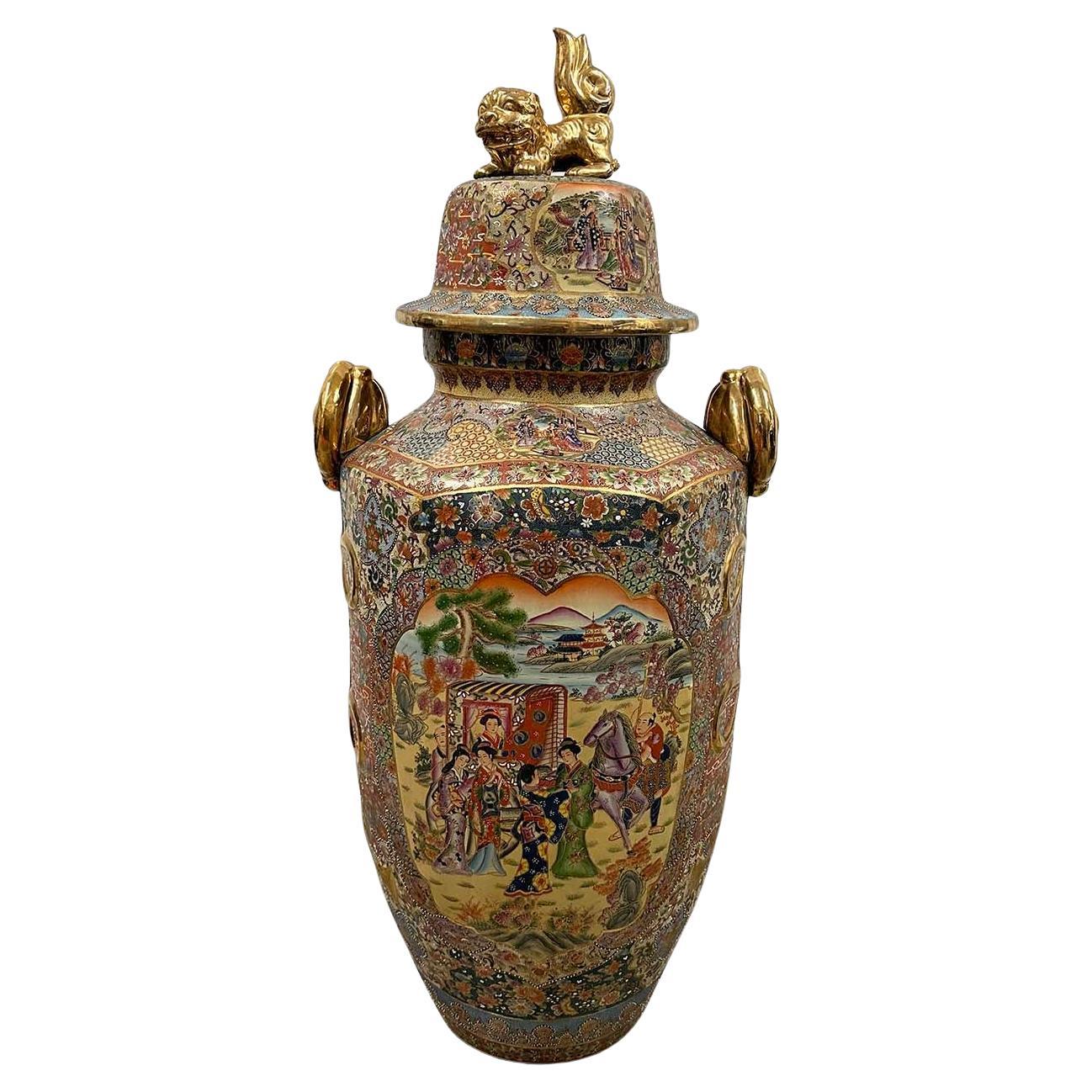 Enorme vaso da terra a medaglione di rose dipinto a mano della metà del XX secolo con coperchio