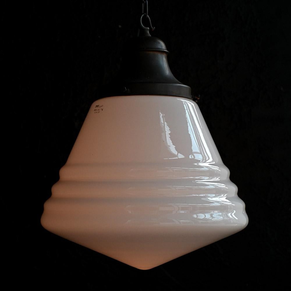 Milieu du XXe siècle Huge Mid-20th Century Philips Glass Pendant with Brass Gallery en vente