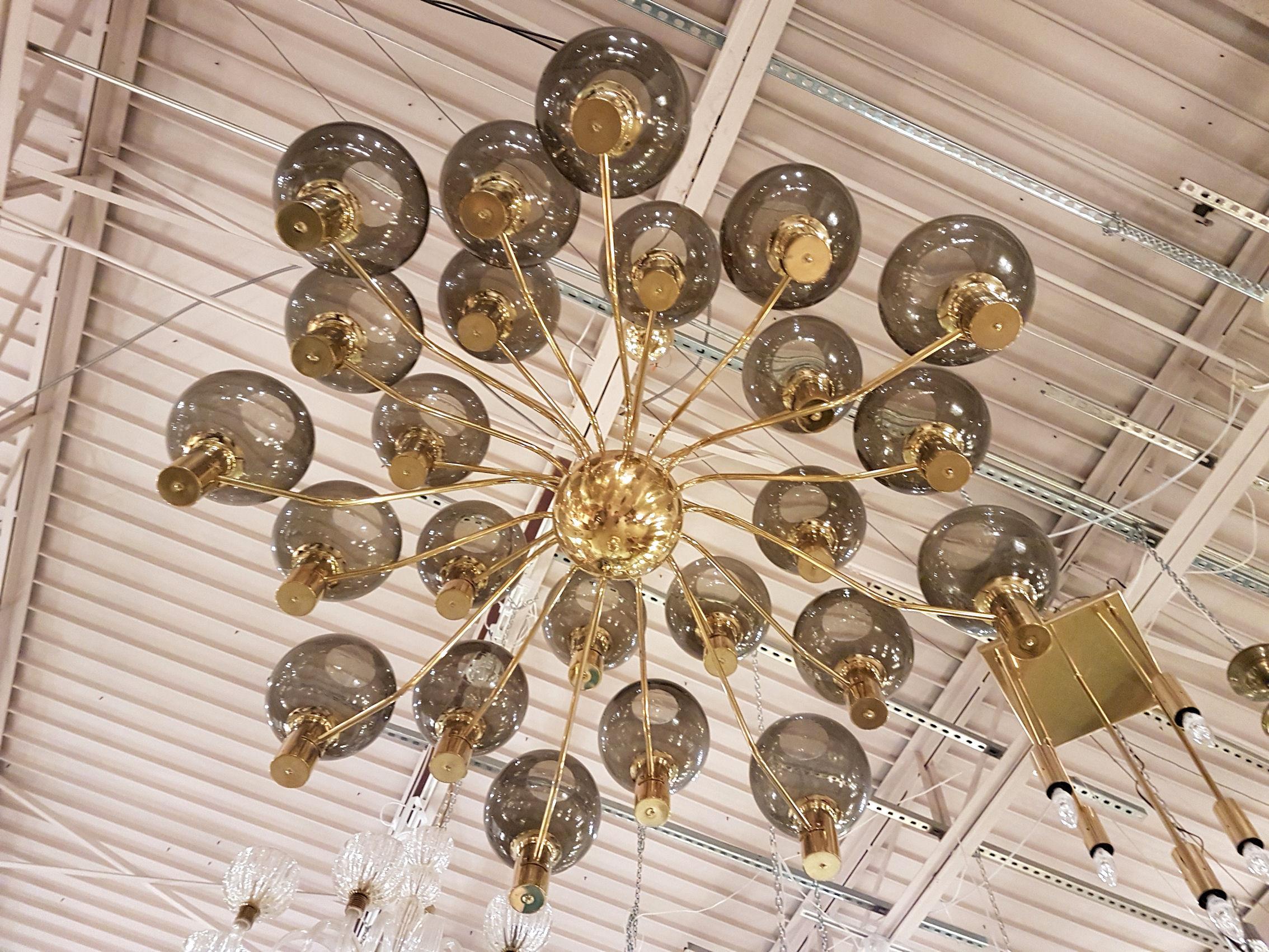 Huge Mid-Century Modern 24-Light Glass Globes/Brass Chandelier, Jakobsson Style (Moderne der Mitte des Jahrhunderts)