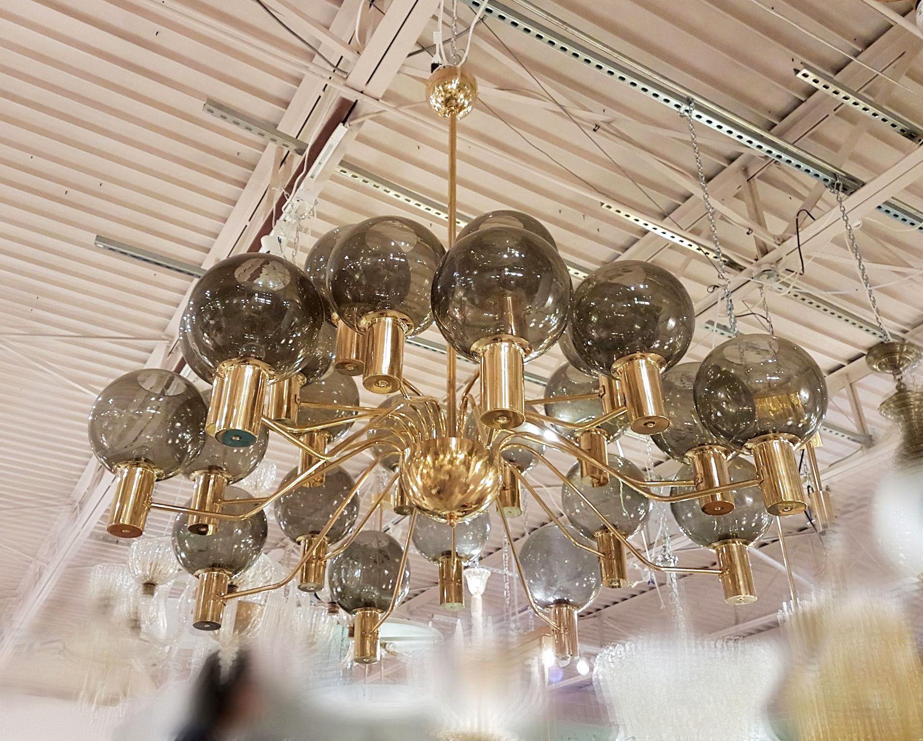 Huge Mid-Century Modern 24-Light Glass Globes/Brass Chandelier, Jakobsson Style (Schwedisch)