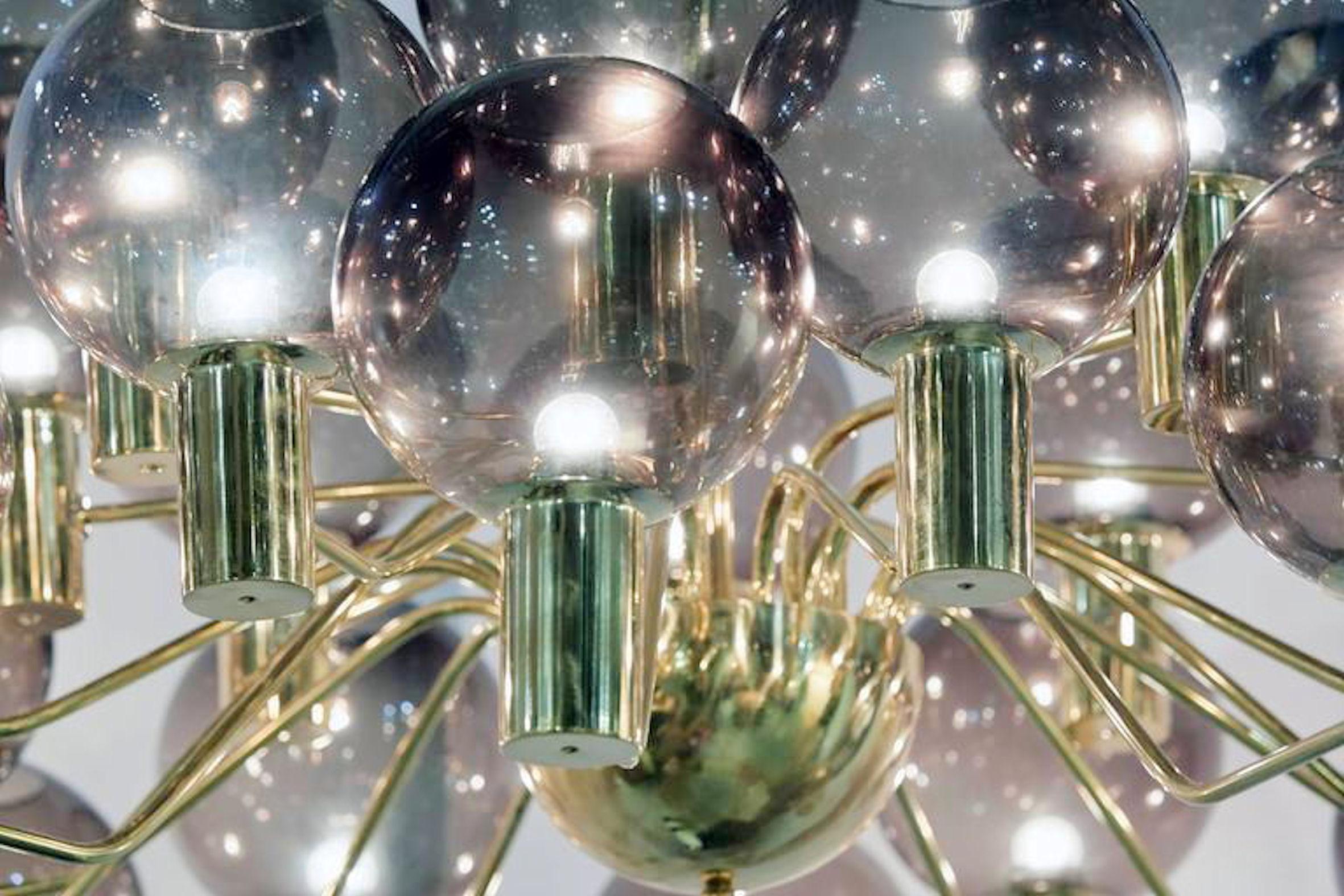 Huge Mid-Century Modern 24-Light Glass Globes/Brass Chandelier, Jakobsson Style (Poliert)