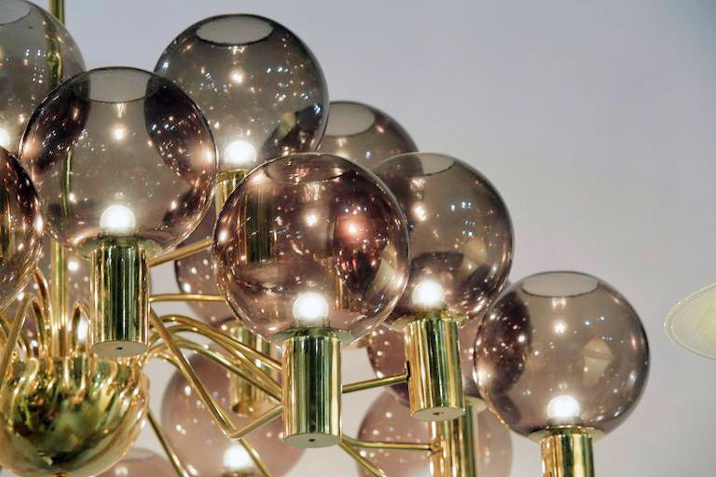 Huge Mid-Century Modern 24-Light Glass Globes/Brass Chandelier, Jakobsson Style im Zustand „Gut“ in Dallas, TX