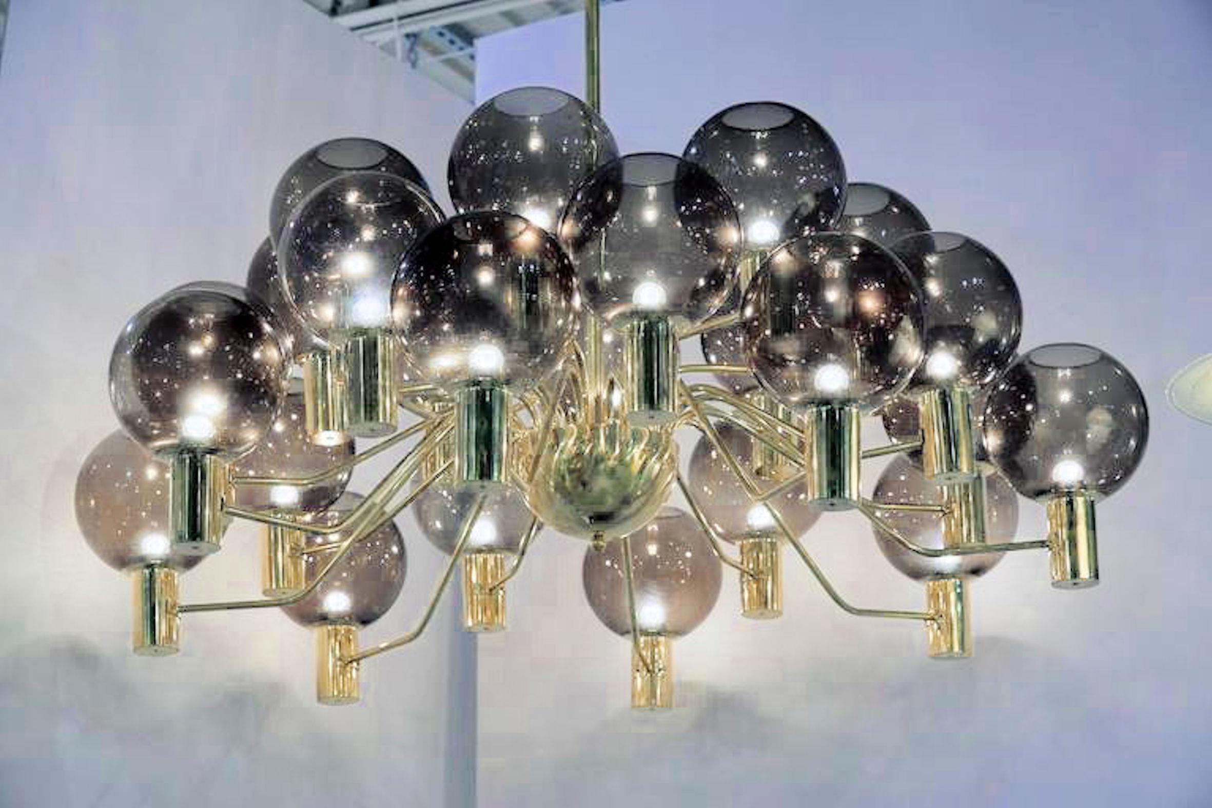 Huge Mid-Century Modern 24-Light Glass Globes/Brass Chandelier, Jakobsson Style (Ende des 20. Jahrhunderts)