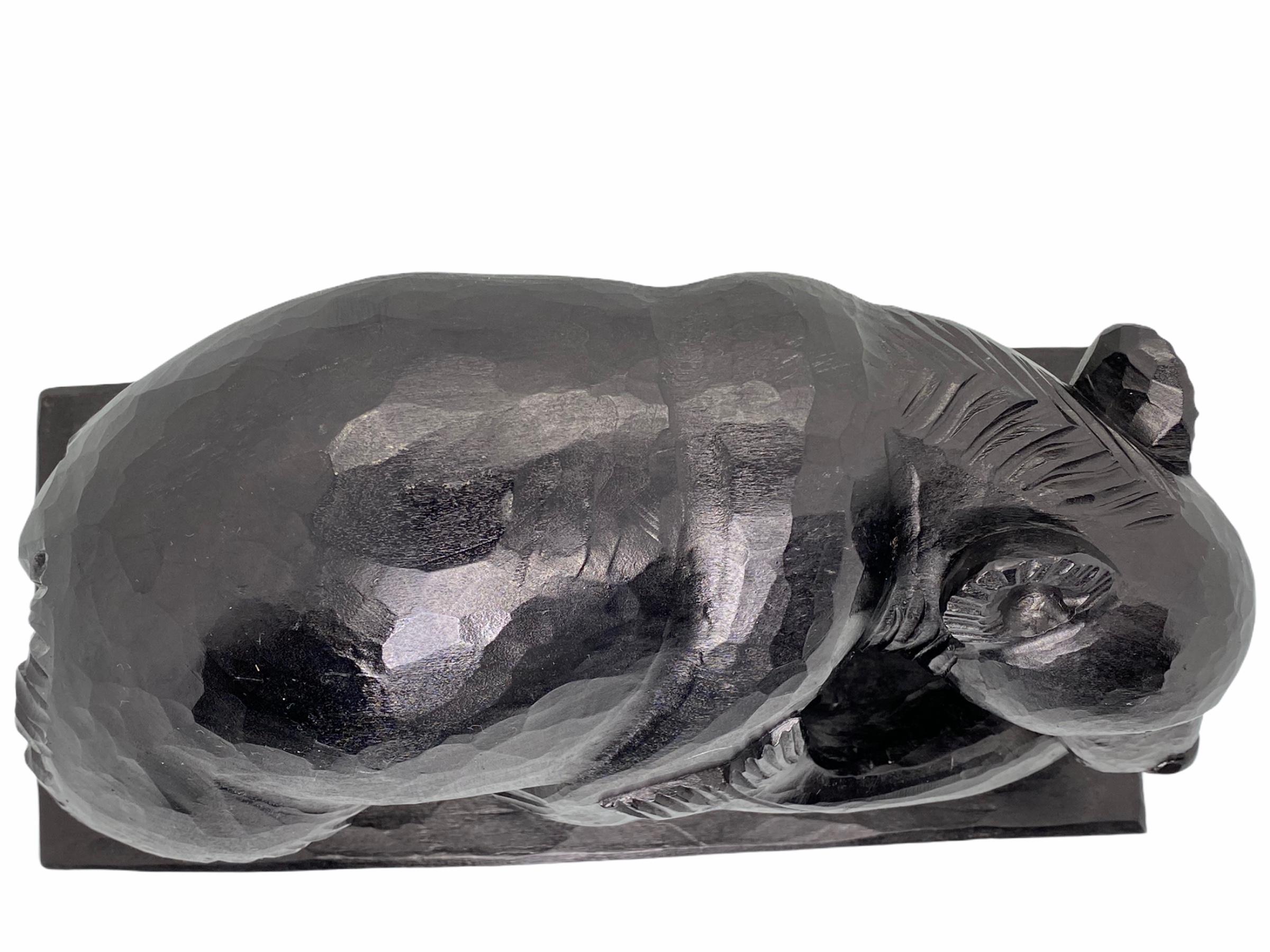 Enorme statua di orso in stile giapponese Ainu della metà del secolo scorso con pesce salmone in vendita 2